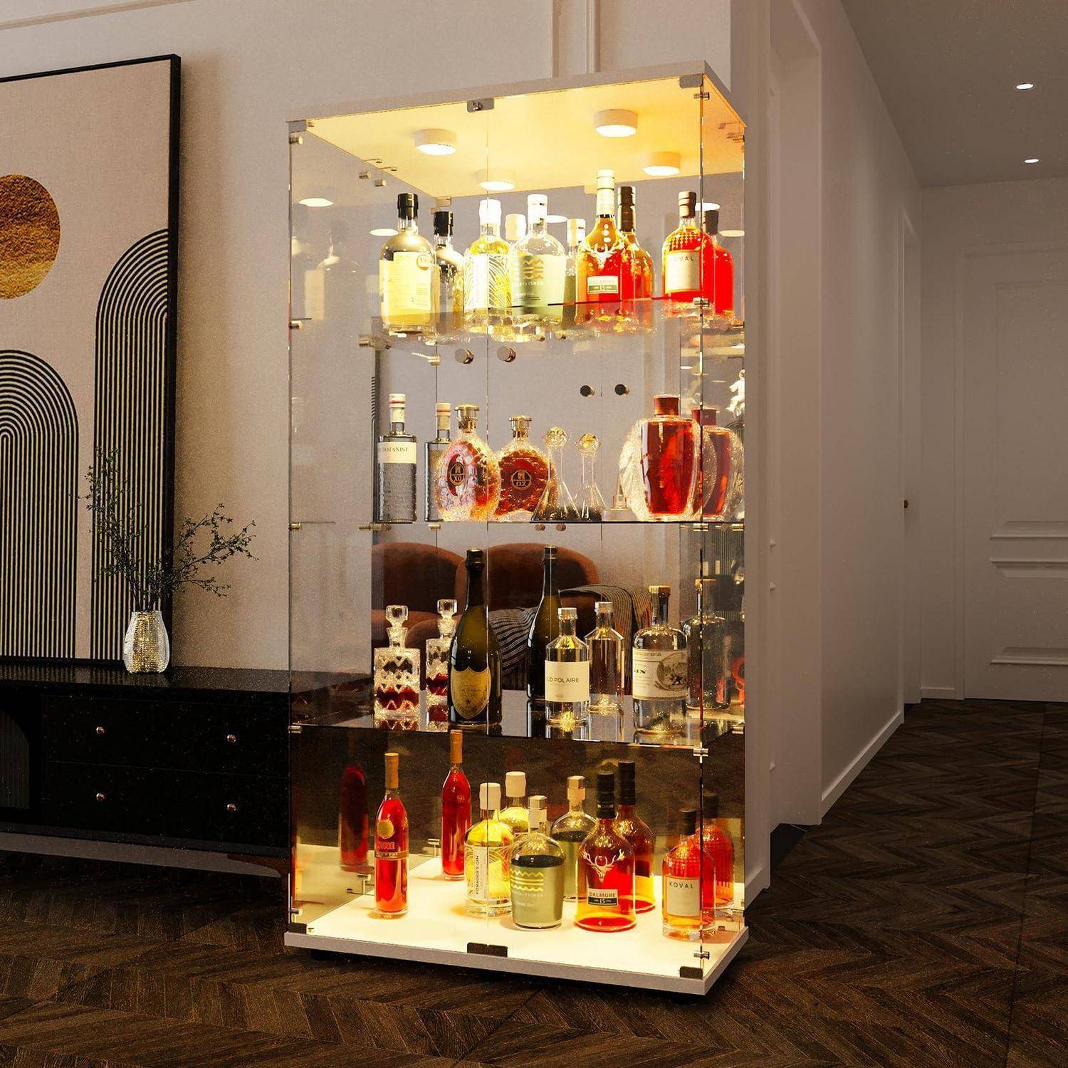 Ein beleuchteter Glausvitrinenschrank gefüllt mit assortierter Flaschensammlung und Karaffen in einem modernen Flur.