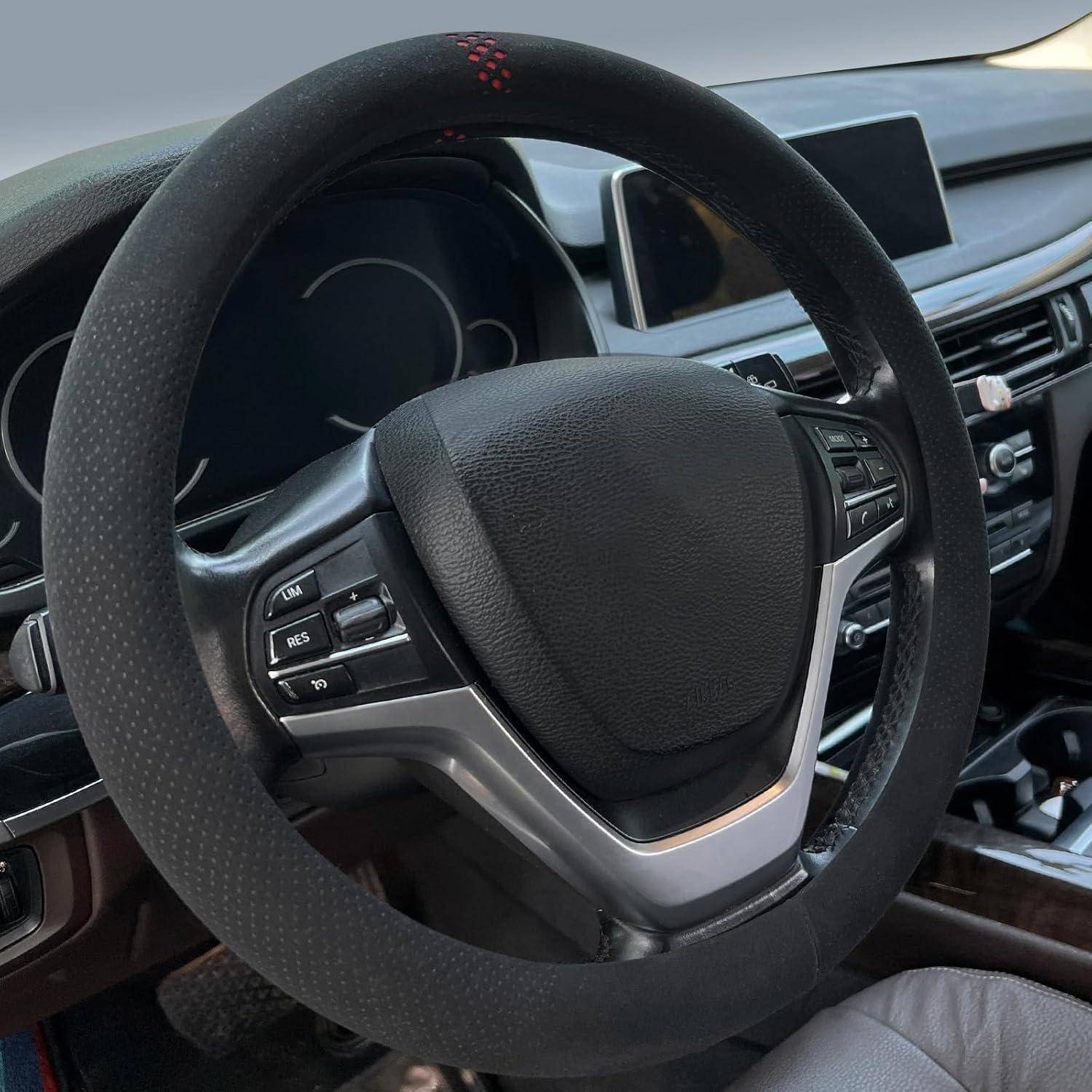 Nahaufnahme eines Autolenkrads mit Steuertasten, die das Armaturenbrett und die Mittelkonsole im Fahrzeuginneren zeigt.