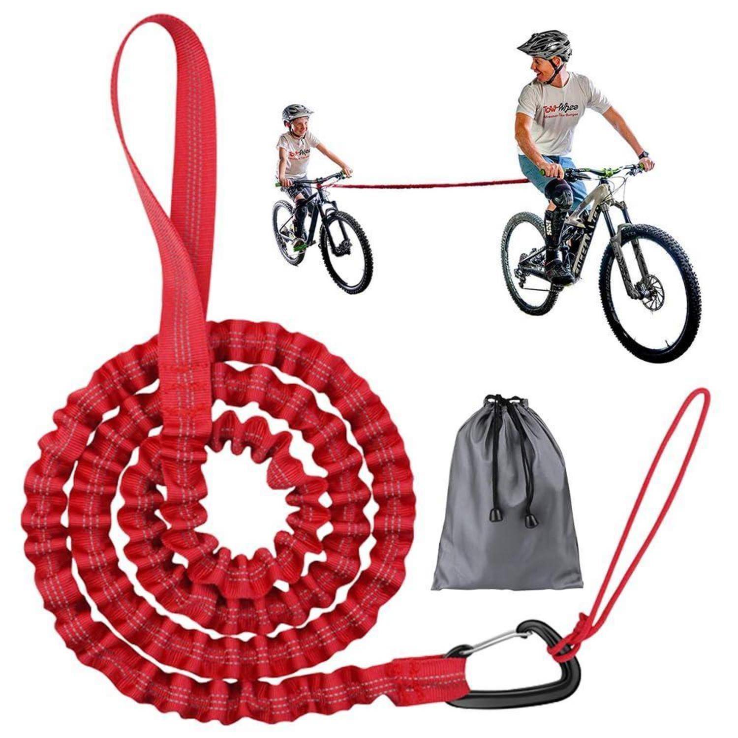 Rotes elastisches Abschleppband für Fahrräder, aufgerollt mit einer Tragetasche gezeigt und zwischen zwei Mountainbikes eingespannt, um den Fahrer zu schleppen.