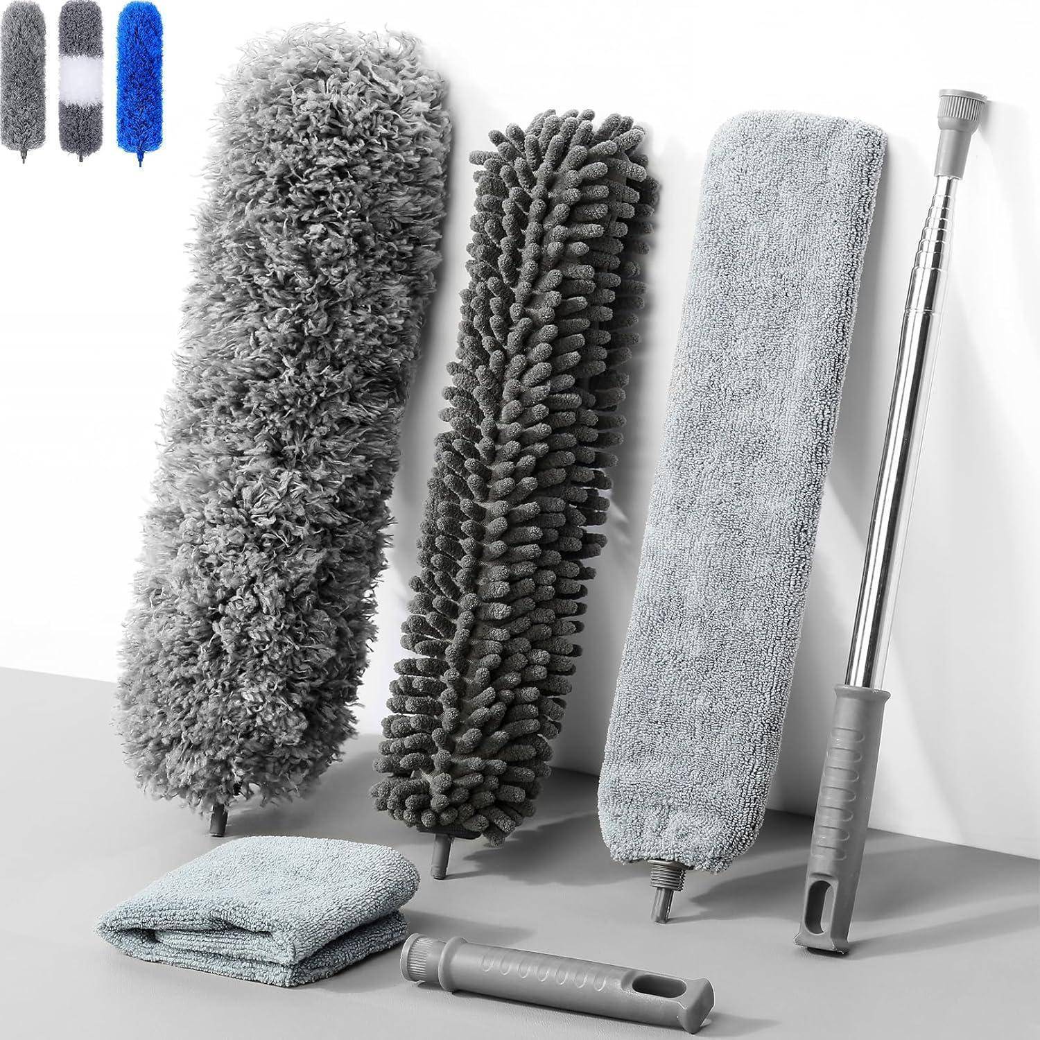 Mikrofaser-Staubmopp-Köpfe und ein Teleskop-Mopgriff, angezeigt in Grau, Blau und Weiß, zeigen Reinigungswerkzeug-Ersatzteile und Zubehör.