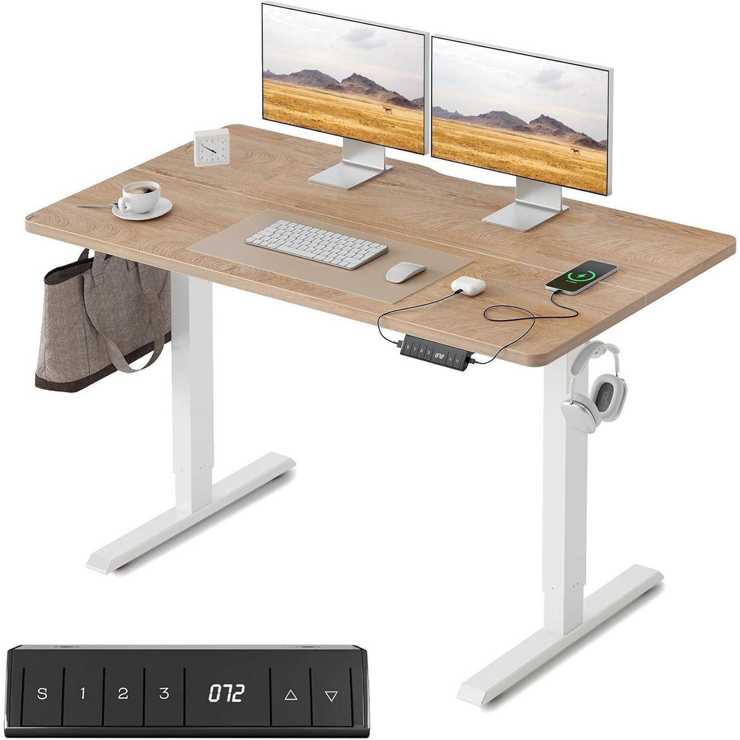 Höhenverstellbarer Schreibtisch mit Doppelmonitoren, Tastatur, Maus, Telefon, Tasse, Kopfhörern und digitaler Höhensteuerungstastatur.