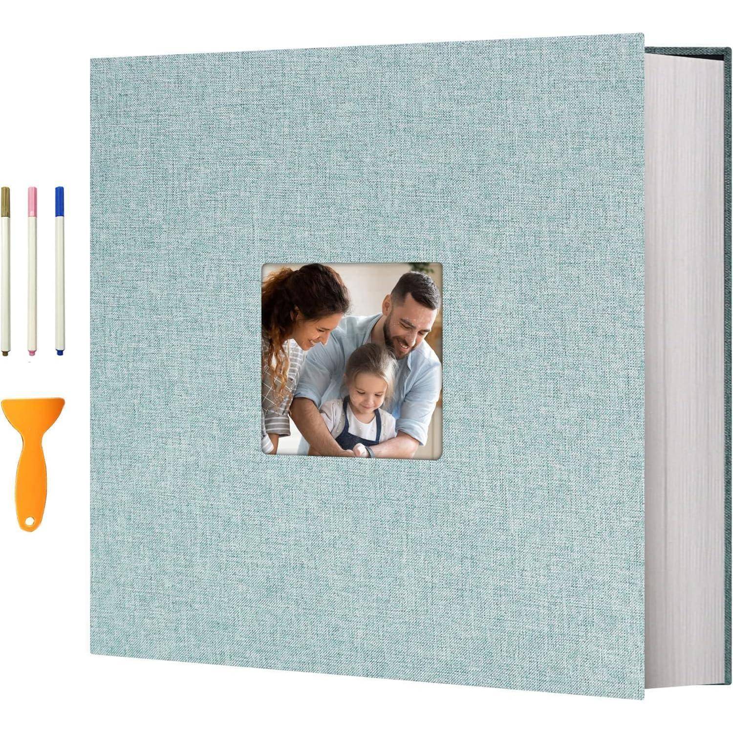 Hellblaues Fotoalbum mit einem kleinen Titelbild einer Familie, die auf ein Kind schaut, gezeigt neben drei farbigen Stiften und einem orangefarbenen Locher.