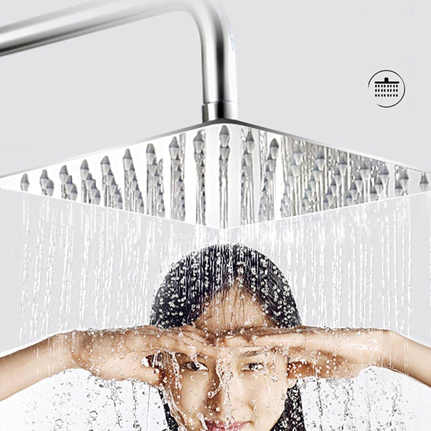 Person, die unter einem großen quadratischen Regenduschkopf duscht, mit Wasser, das über Gesicht und Hände strömt.