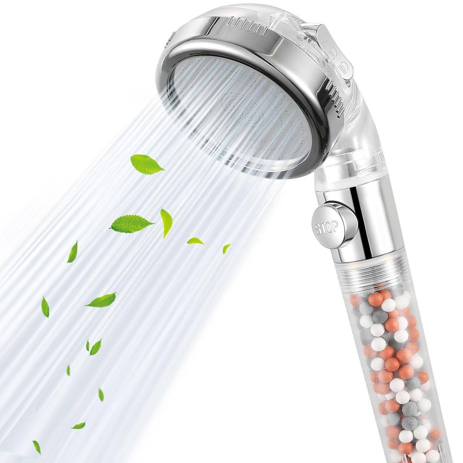 Tragbarer Chrombrausekopf, der Wasser mit grünen Blättern sprüht, mit transparentem Griff gefüllt mit Filterperlen.
