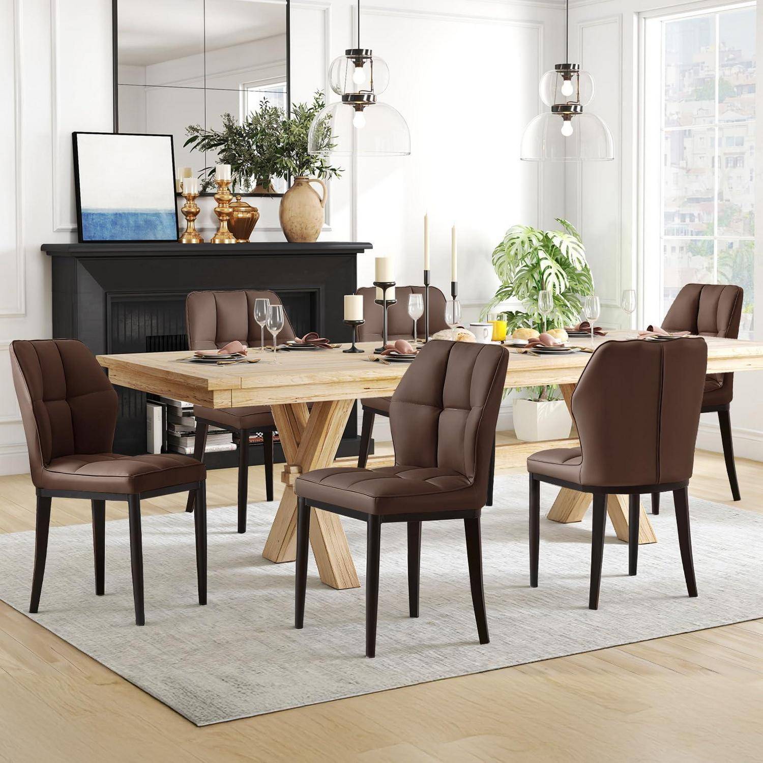 Modernes Esszimmer mit einem rechteckigen Holztisch, sechs braun gepolsterten Stühlen und einem schwarzen Kamingesims mit Dekoration und Pflanzen.