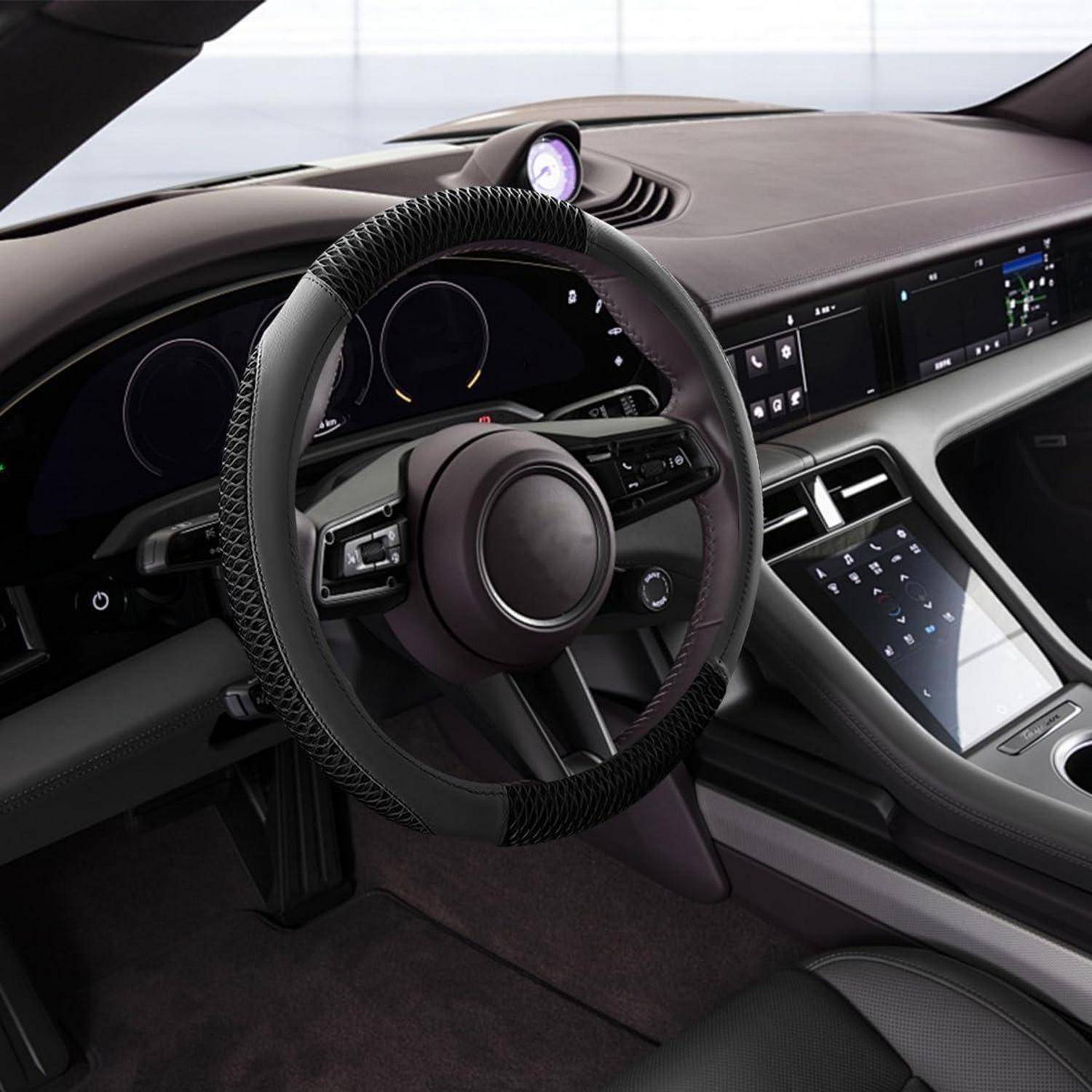 Modernes Autoinneres mit einem maßgefertigten Lenkrad, digitalem Armaturenbrett, Touchscreen-Steuerung in der Mittelkonsole und violetter Akzentbeleuchtung.