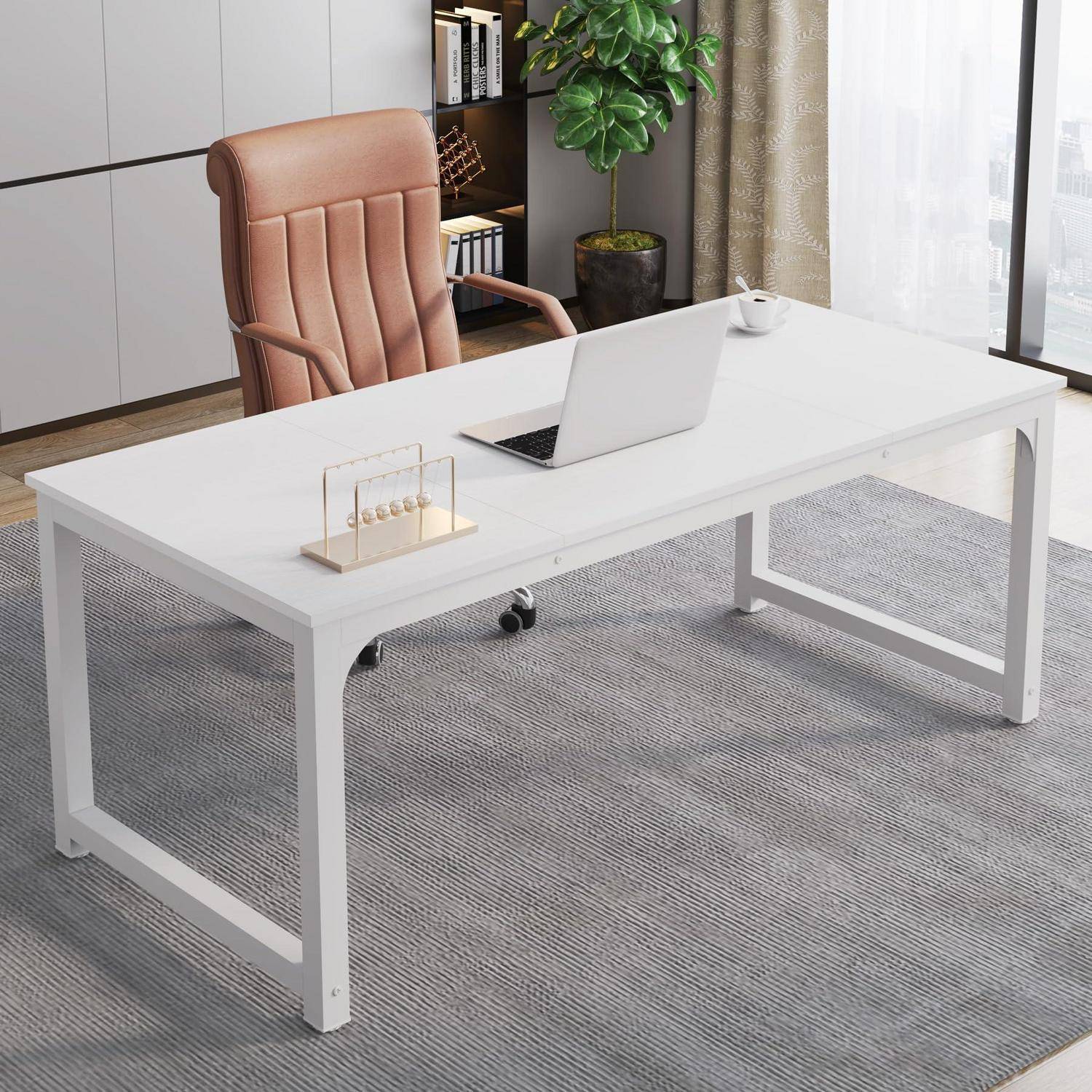 Modernes Homeoffice mit weißem Schreibtisch, Laptop, beigem Stuhl und einer kleinen Pflanze auf einem grauen Teppich in der Nähe eines hellen Fensters.