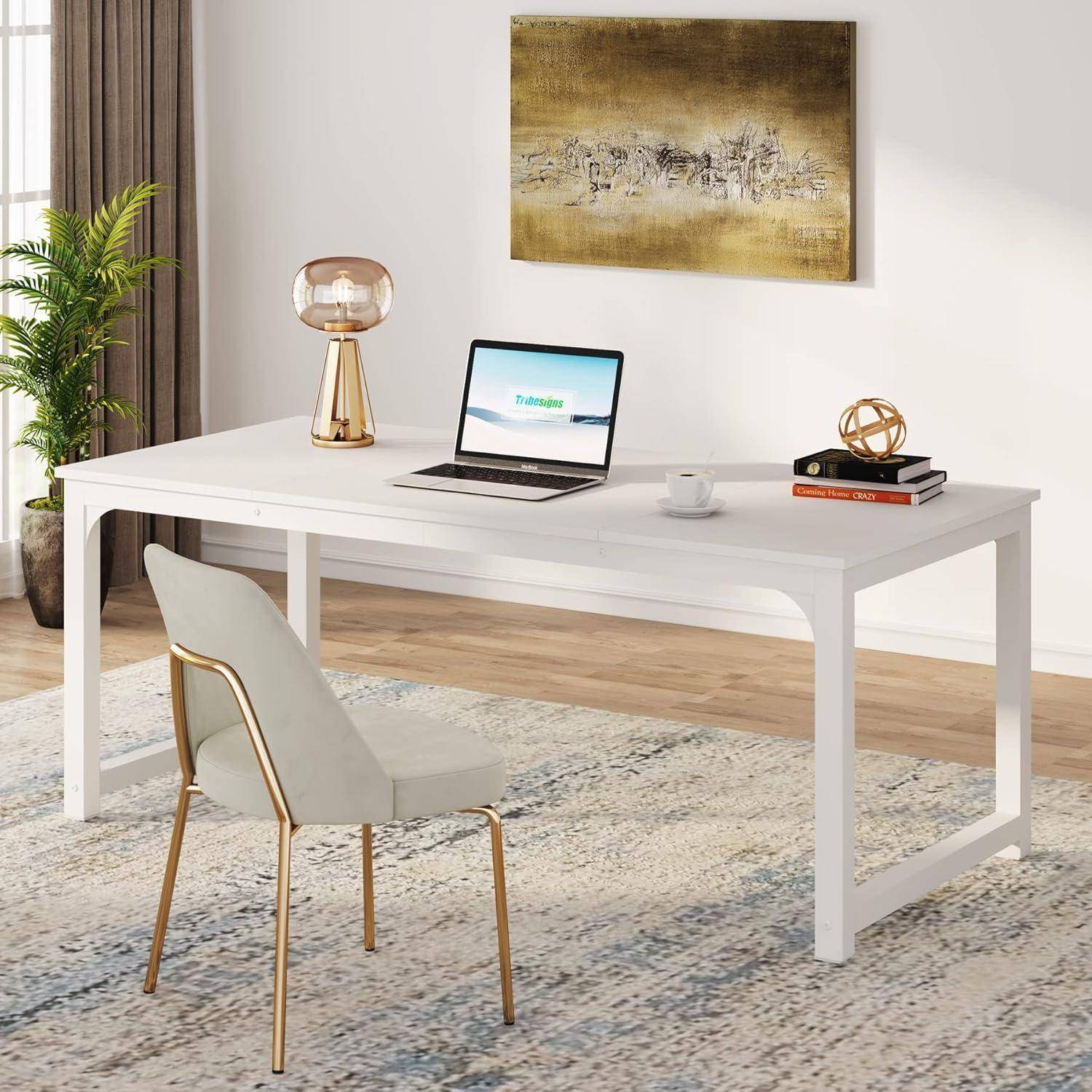 Modernes Home-Office mit weißem Schreibtisch, Laptop, Stuhl, Lampe, Büchern und Dekoration in einem hellen Raum.