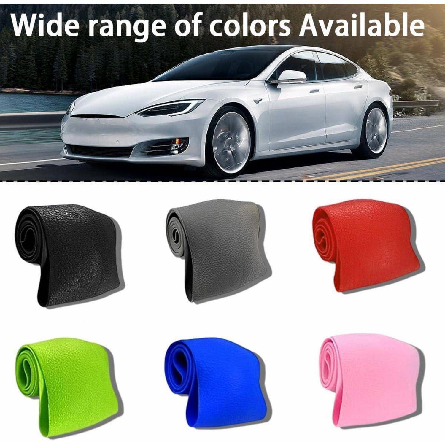 Werbebild mit einer weißen Tesla-ähnlichen Limousine und sechs verfügbaren Lenkradbezug-Farben: schwarz, grau, rot, grün, blau und rosa, mit dem Text „Große Farbvielfalt erhältlich".
