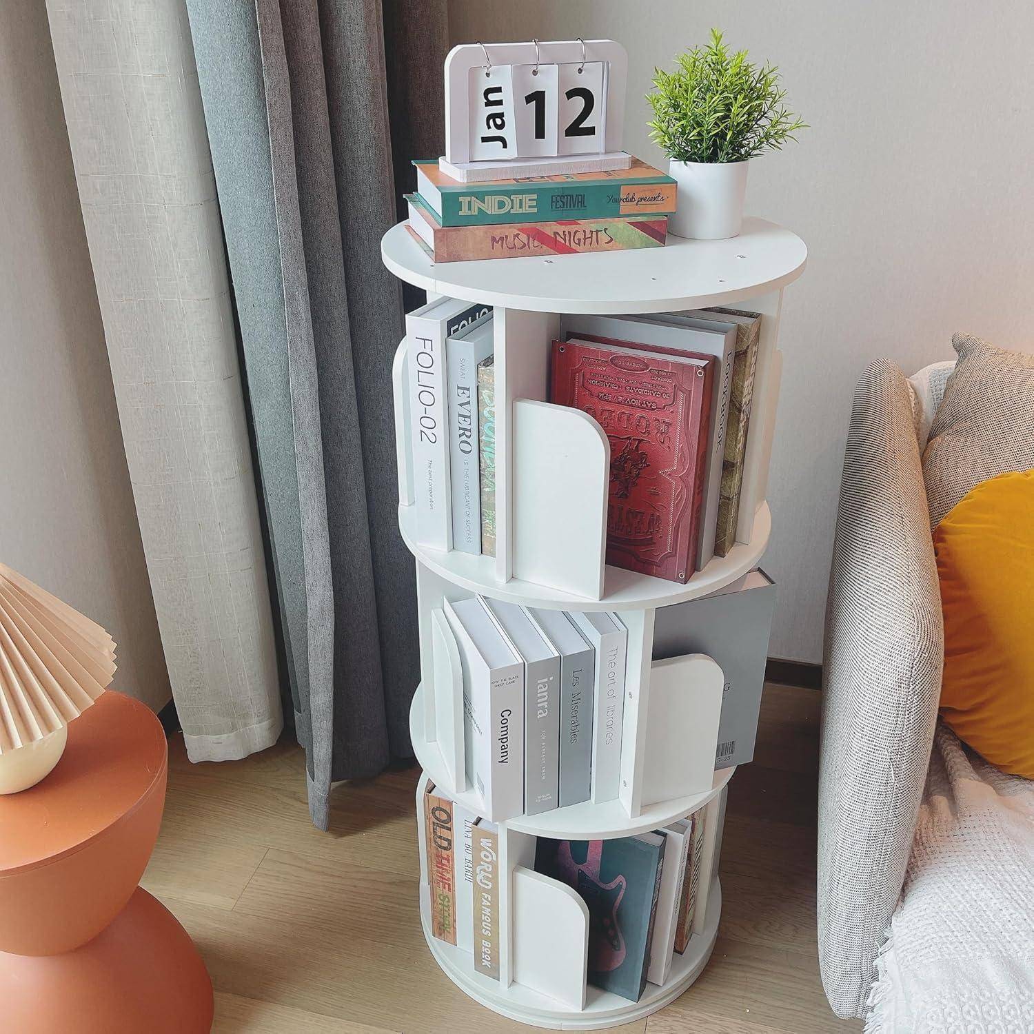 Weißes rotierendes Bücherregal, das als Beistelltisch verwendet wird und Bücher, einen Kalender vom 12. Januar sowie eine kleine Topfpflanze neben einem Sofa und Vorhängen enthält.
