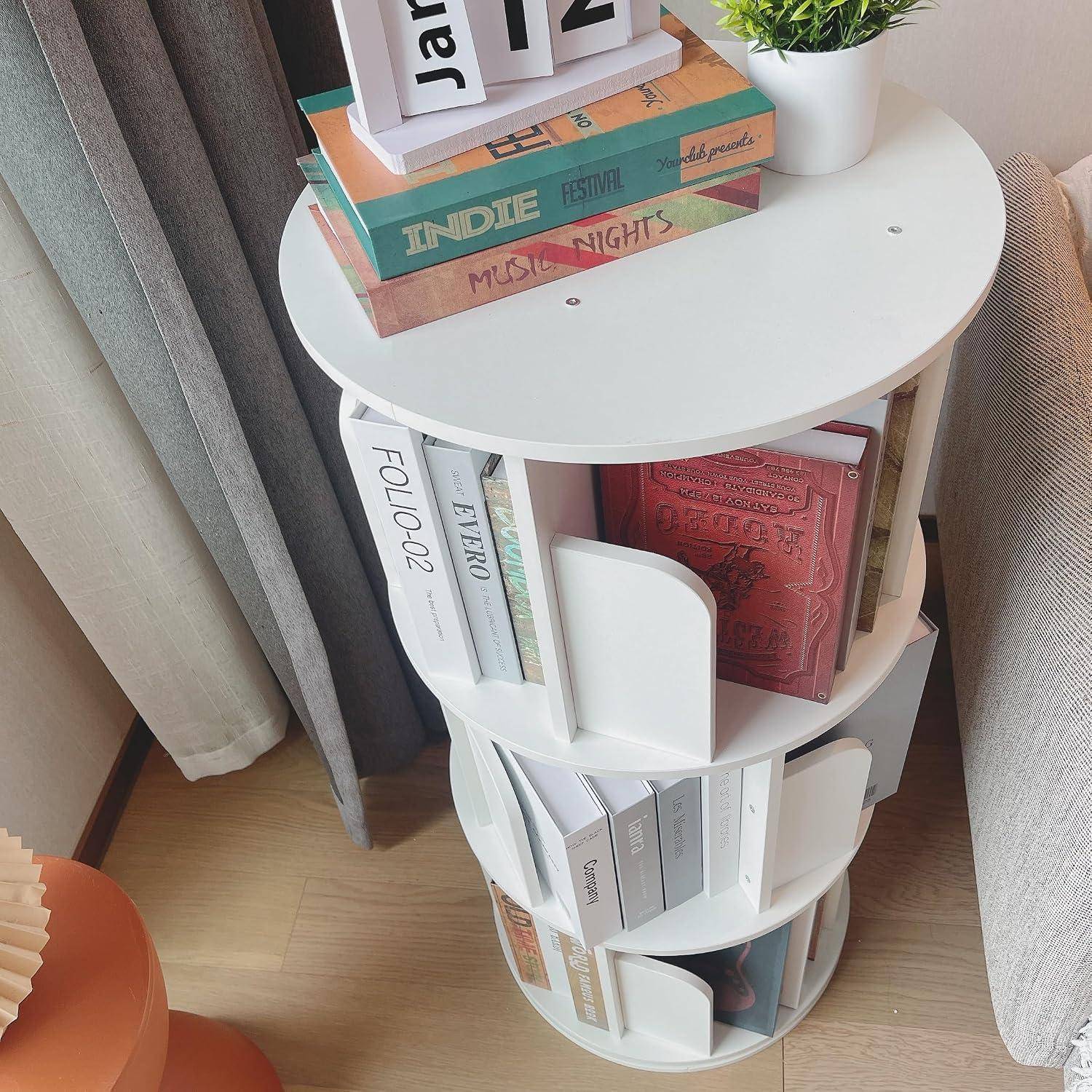 Weißes drehendes Bücherregal-Organizer mit Büchern und dekorativen Boxen neben einem Fenster und Vorhängen.
