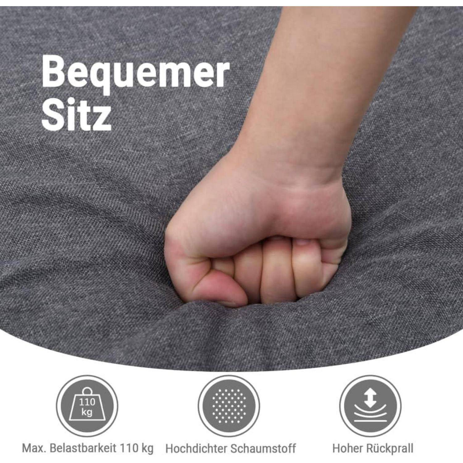 Nahaufnahme einer geballten Faust, die in ein graues Kissen mit der Aufschrift „Bequemer Sitz