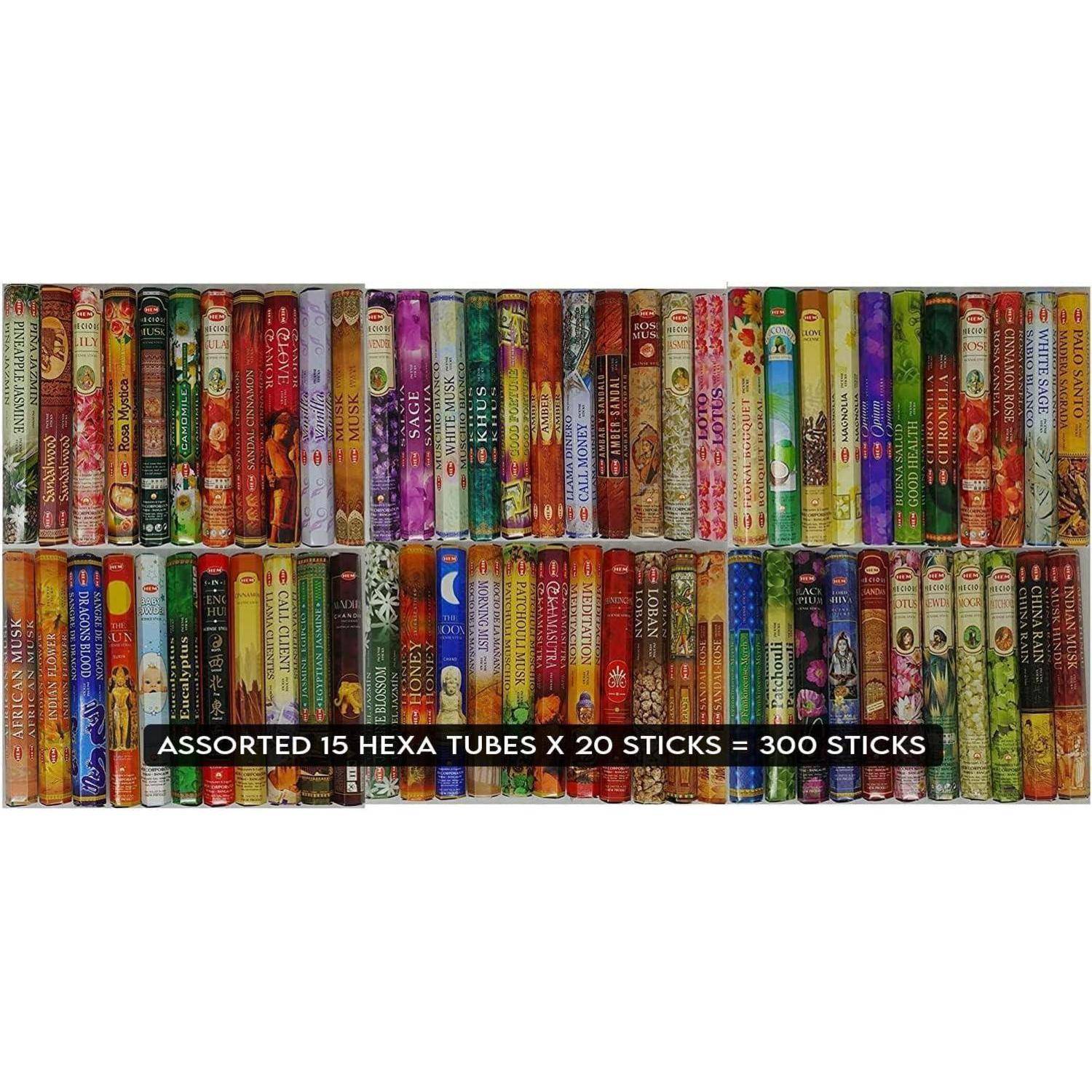 Sortierte bunte Räucherstäbchen in sechseckigen Röhren, mit einer Beschriftung, die „ASSORTED 15 HEXA TUBES x 20 STICKS = 300 STICKS