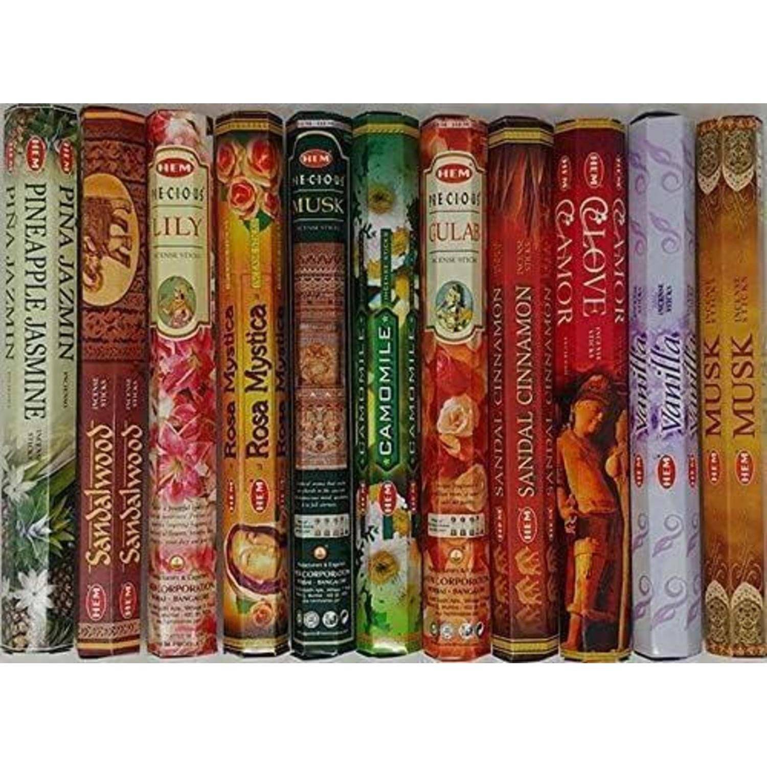 Assortierte HEM-Räucherstäbchen-Schachteln vertikal angeordnet, mit Düften wie Ananas-Jasmin, Rose Mystic, Moschus, Kamille, Sandelholz-Zimt und Nelke Camor.