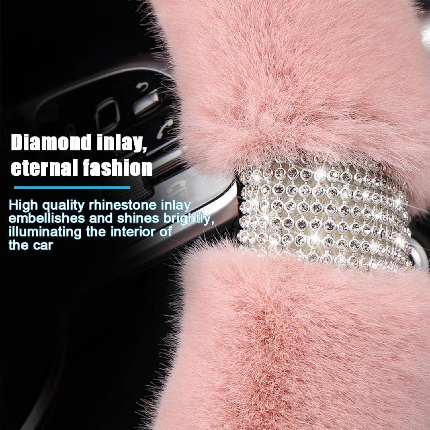 Autolenkradabdeckung mit rosa Kunstfell und Strass-Diamant-Einlage; der Text bewirbt seine modische, helle Innenausstattung.