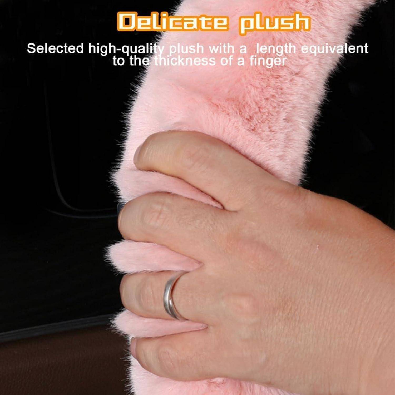 Hand drückt ein rosa plüschiges Gewebe zusammen, um seine Weichheit zu zeigen; Text liest „Zartes Plüsch" und sagt, dass der Flor so dick wie ein Finger ist.