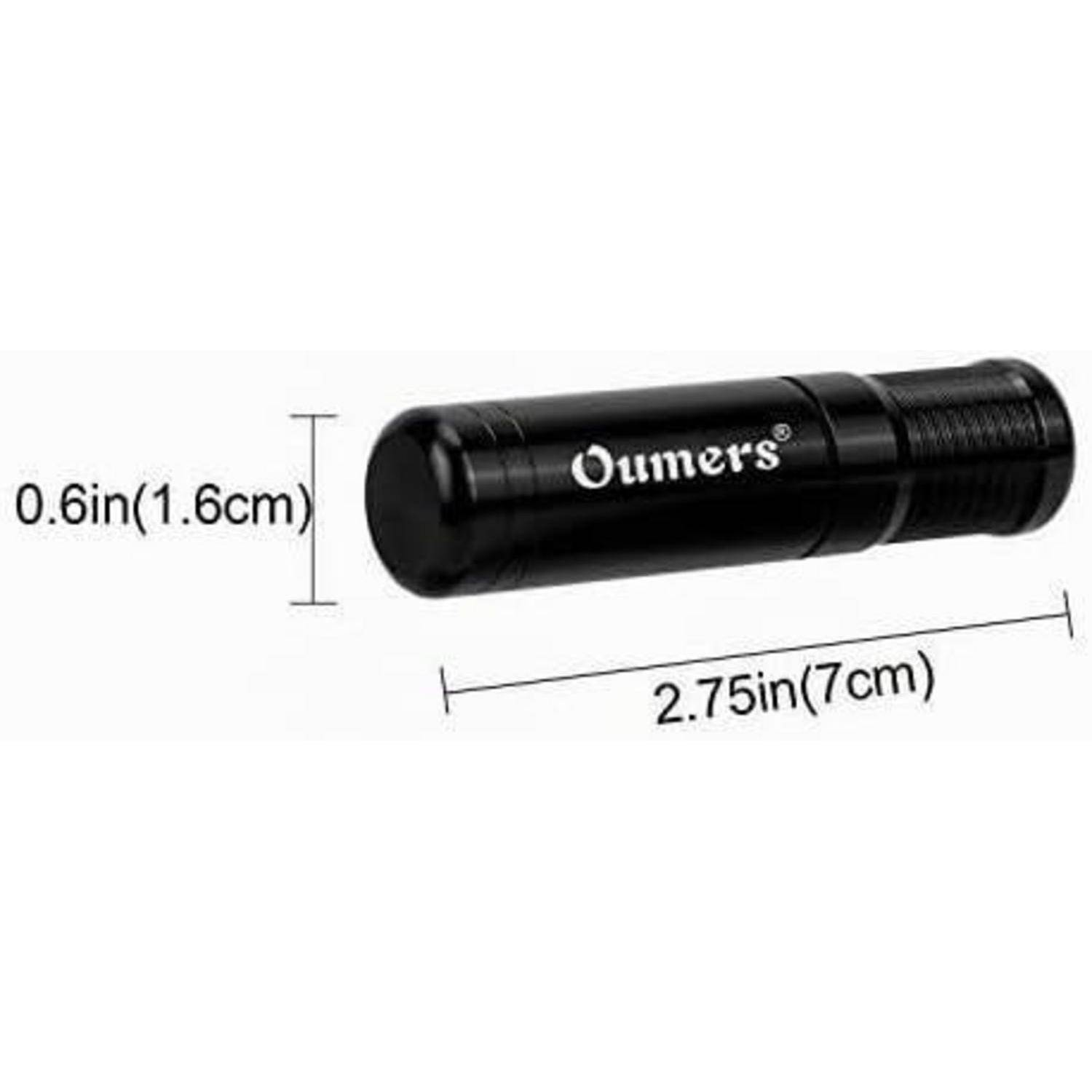 Schwarze zylindrische Taschenlampe mit der Bezeichnung „Oumers" mit angegebenen Abmessungen: 2,75 Zoll (7 cm) lang und 0,6 Zoll (1,6 cm) breit.