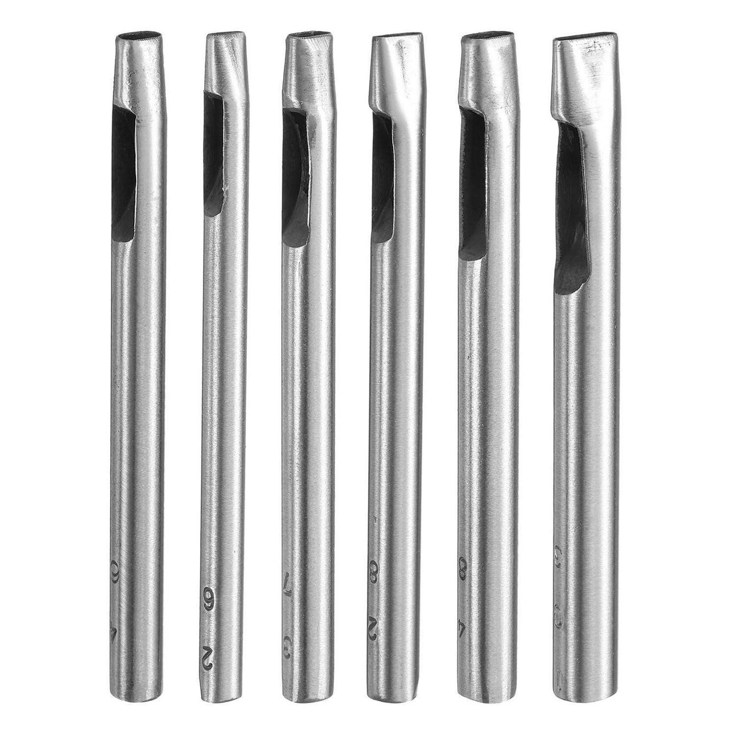 Sechs Metallschneidewerkzeuge mit spitzen hohlen Spitzen, aufrecht in einer Reihe auf weißem Hintergrund stehend.