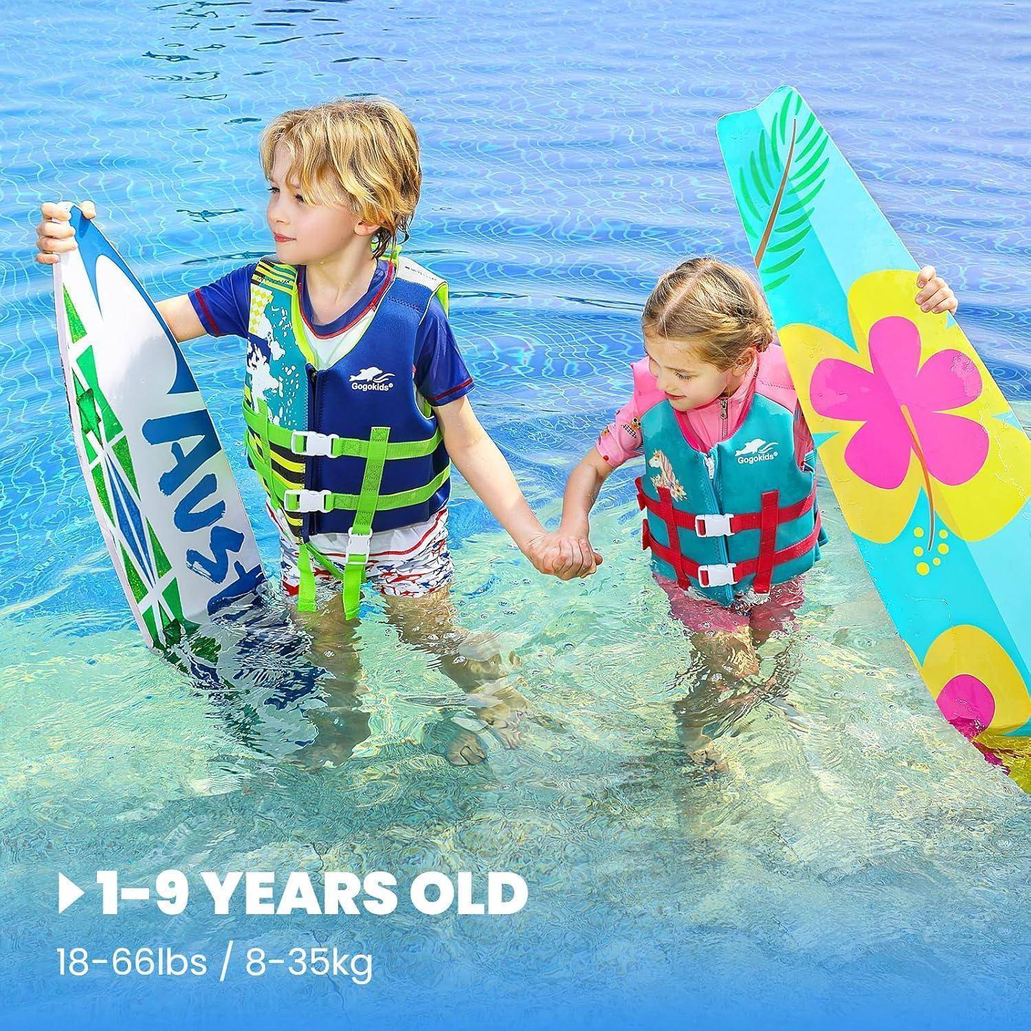 Zwei Kinder in Rettungswesten stehen in flachem Wasser und halten Surfbretter, mit Text, der 
