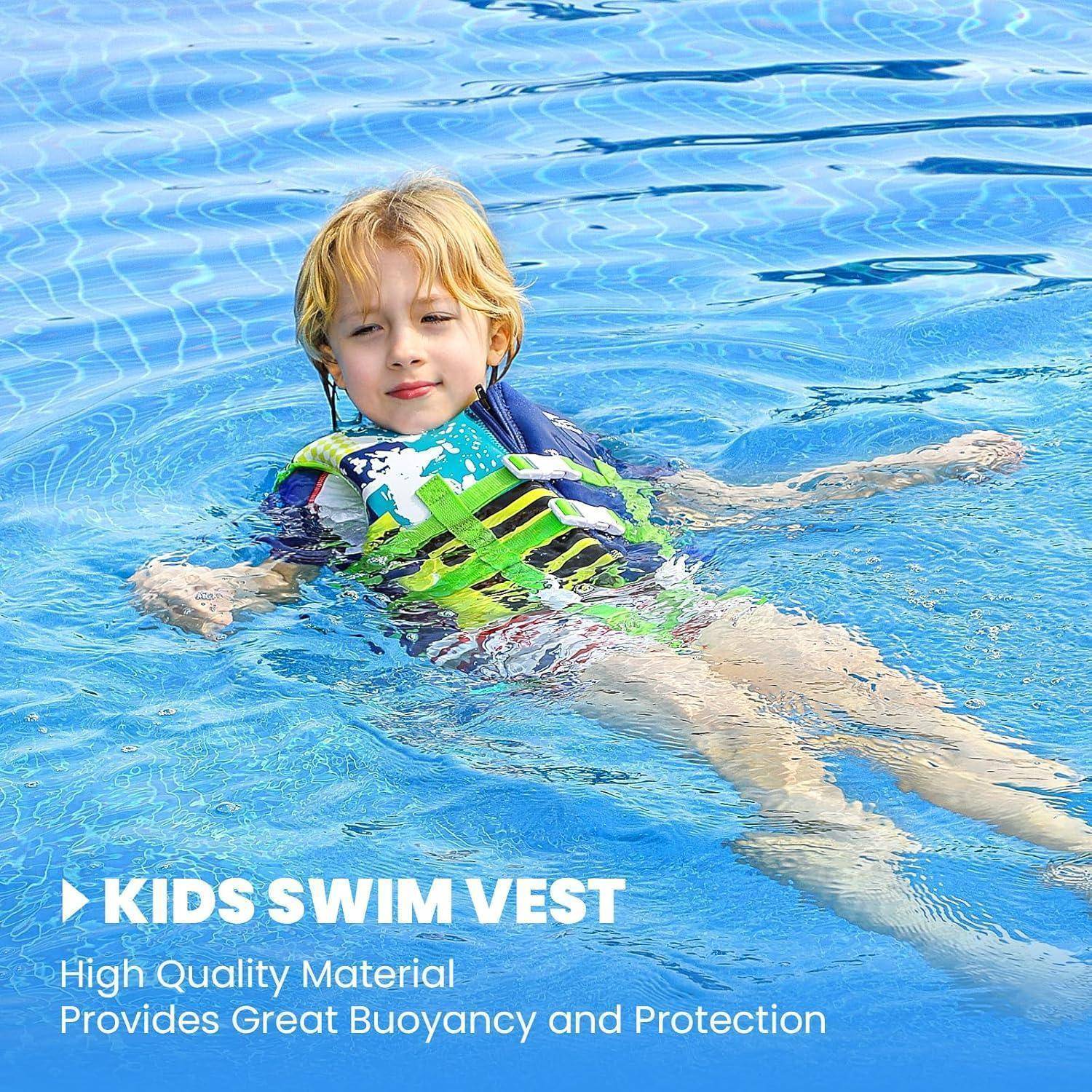 Kind schwebt in einem Pool und trägt eine leuchtend grün-blaue Kinder-Schwimmweste; Text besagt „KINDER-SCHWIMMWESTE