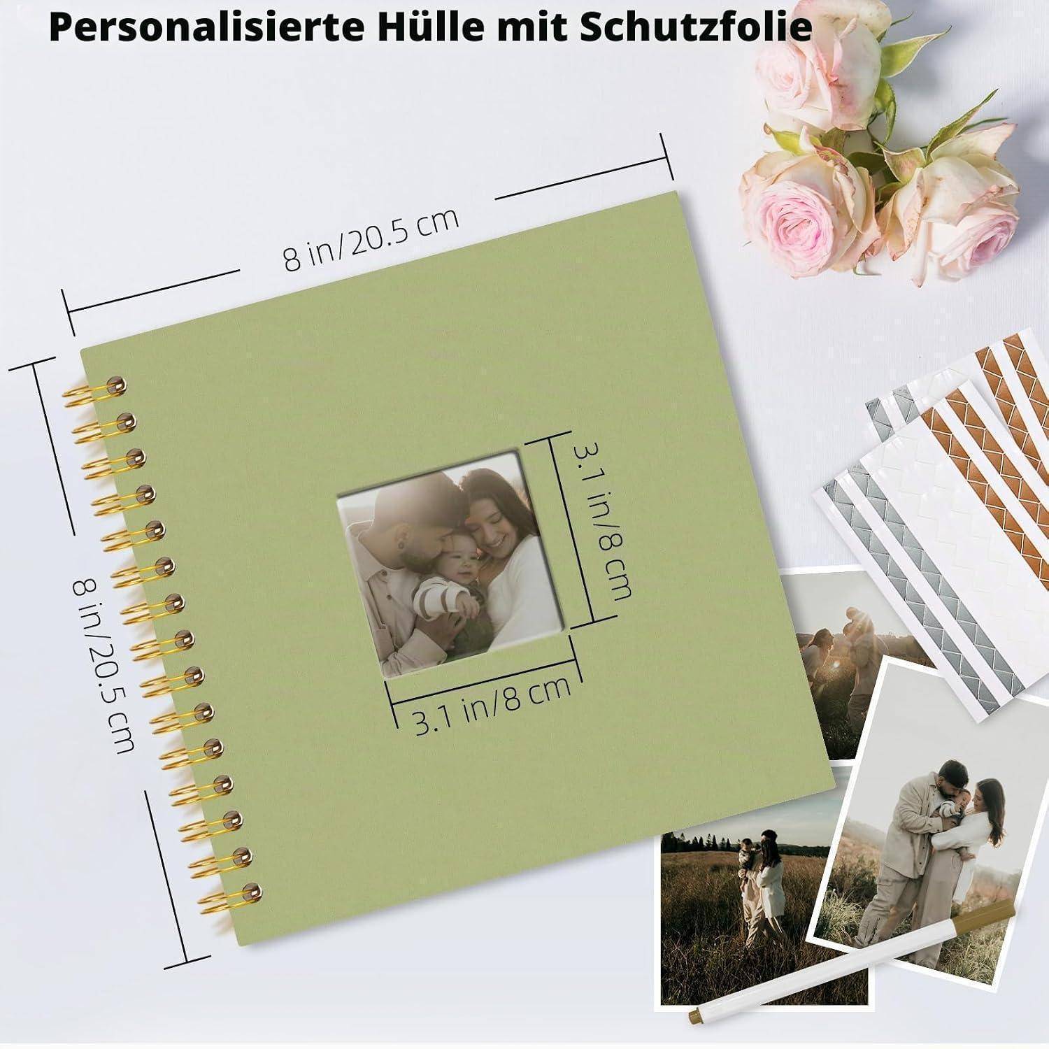 Personalisiertes grünes Spiralscrapbuch mit einem 3,1 Zoll/8 cm großen Fotofenster und Schutzhülle, gezeigt mit Beispielfotos und Blumen.