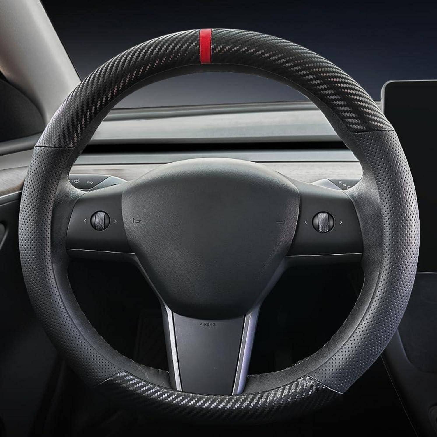 Nahaufnahme eines Autolenkrads mit Karbonfaser-Verkleidung und einem roten Mittelstreifen, gezeigt vor einem minimalistischen dunklen Armaturenbrett-Innenraum.