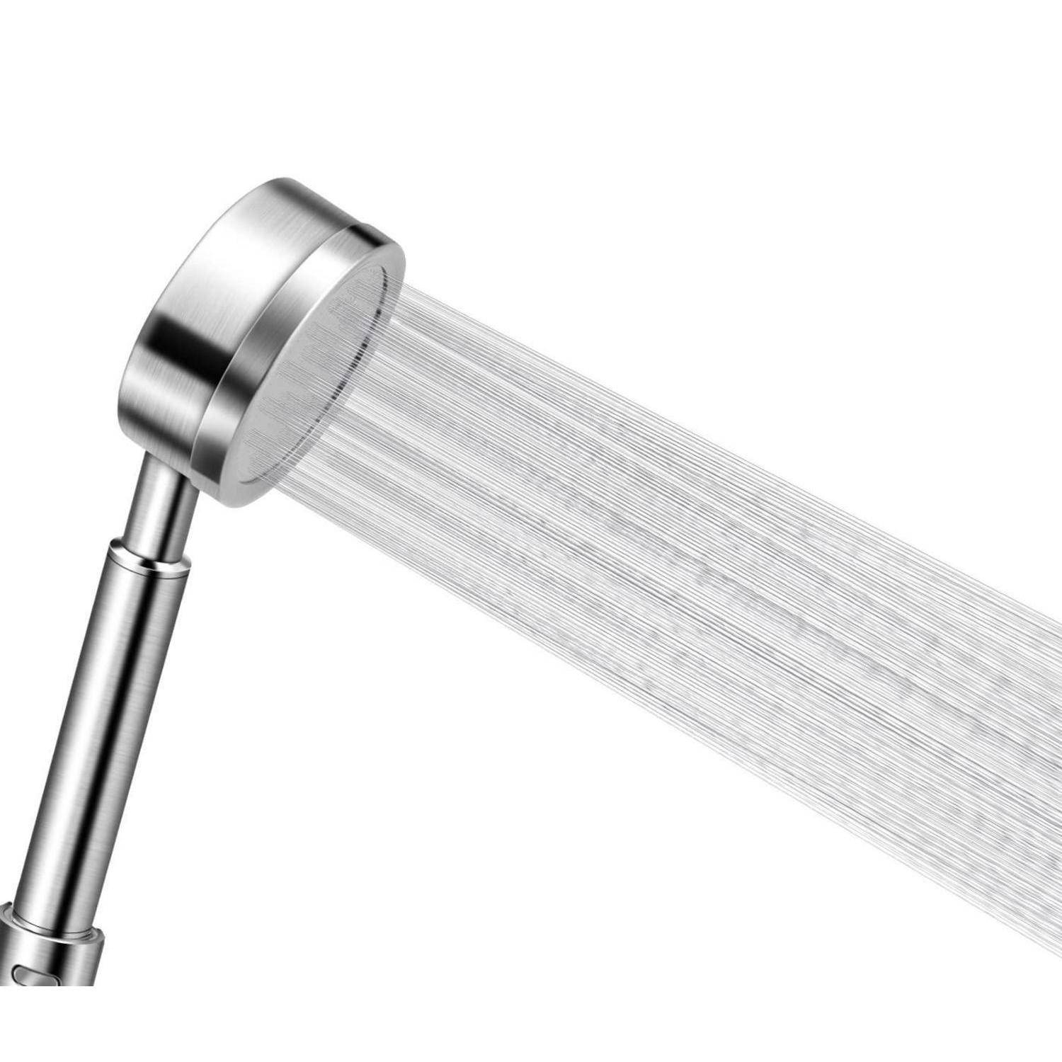 Metallbrauseköpf für die Hand, der einen breiten Wasserstrom auf weißem Hintergrund sprüht.