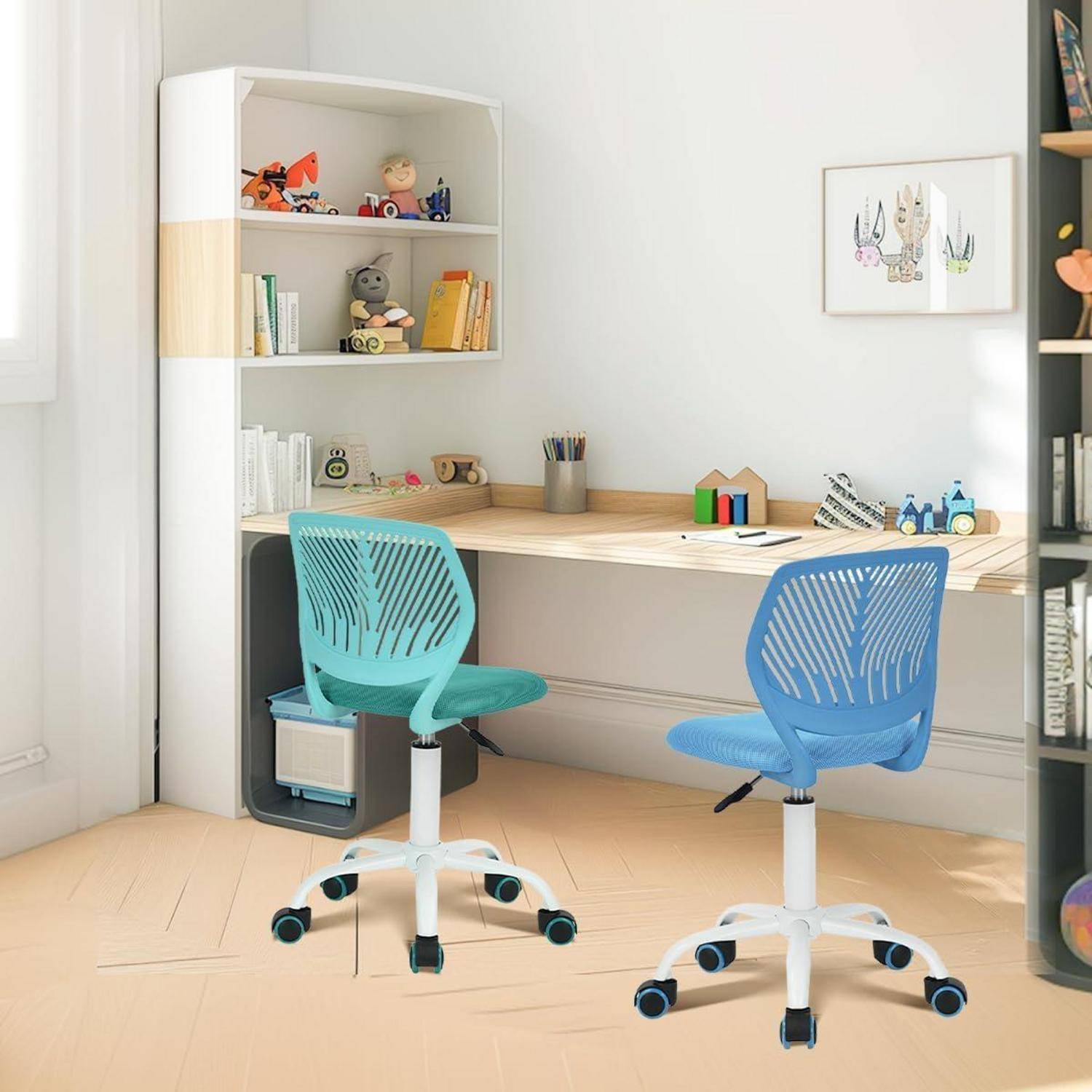 Eine helle Ecke zum Lernen für Kinder mit einem eingebauten Schreibtisch, Regalen voller Spielzeug und Bücher sowie zwei blauen Drehstühlen in einem ordentlichen Raum.