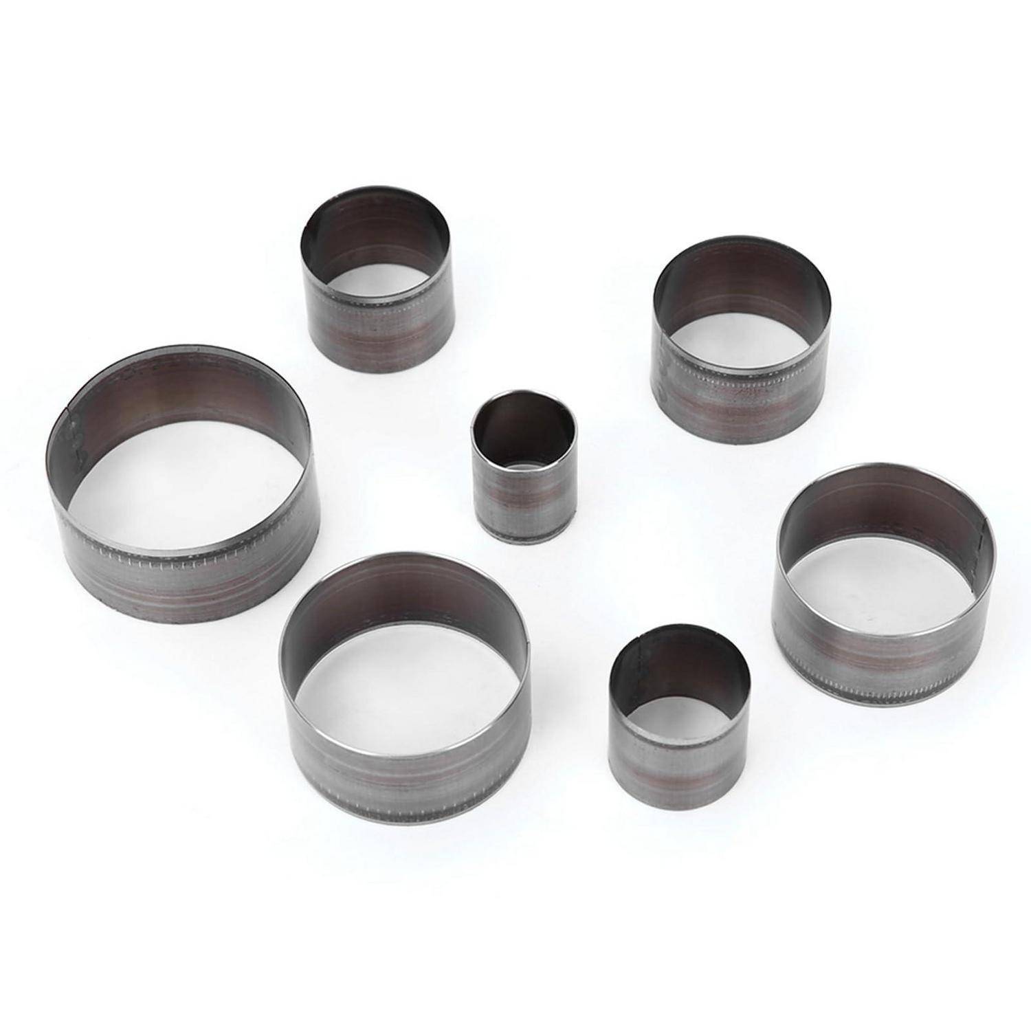 Sechs Metallzylinderhülsen oder Abstützhülsen verschiedener Größen auf weißem Hintergrund angeordnet.