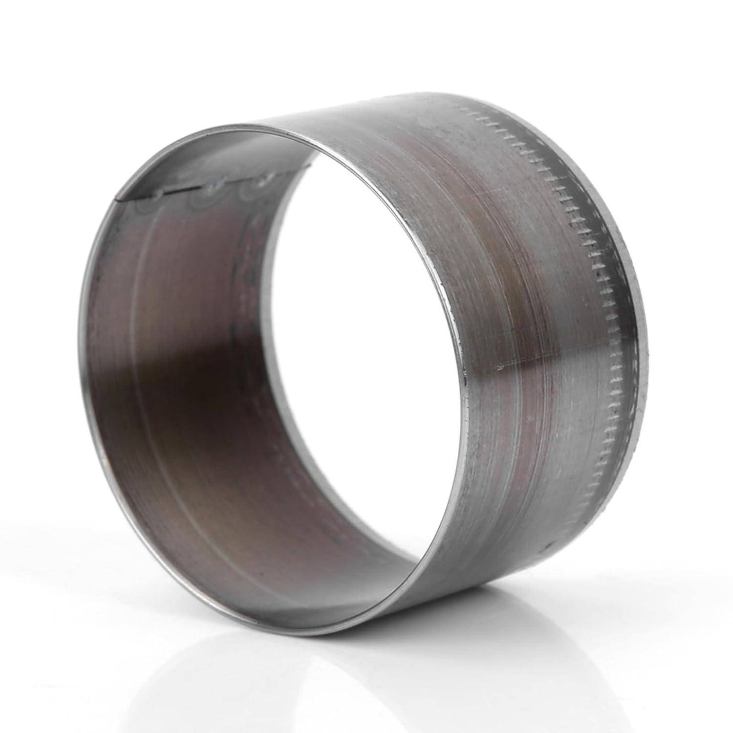 Ein metallischer zylindrischer Ring oder ein Rohrhülse, dargestellt auf weißem Hintergrund.