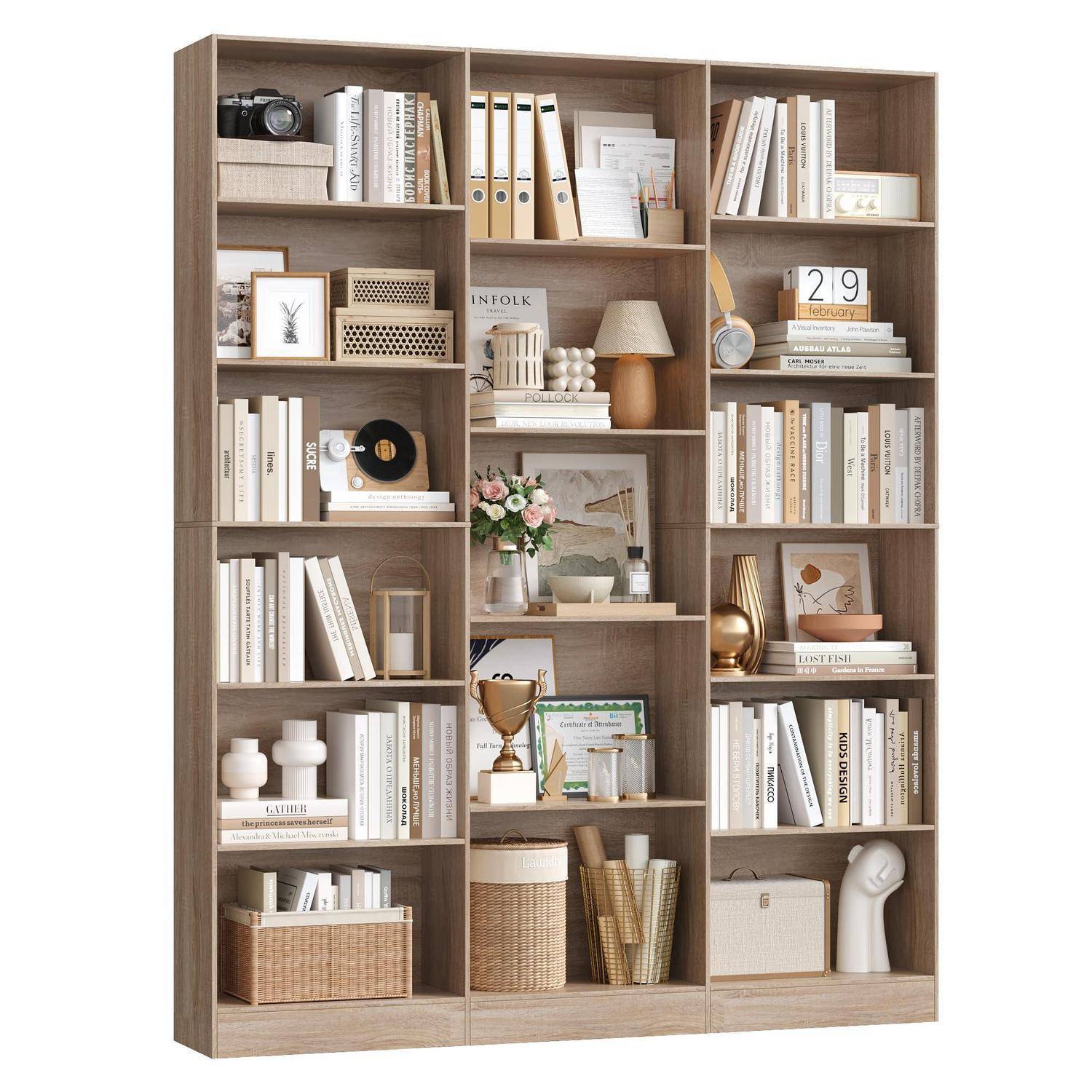 Hohes Holzregal mit vielen Büchern, Dekorationsobjekten, einer Kamera, Pflanzen, Vasen, gerahmter Kunst, Aufbewahrungsboxen und einem Schreibtischkalender, der 