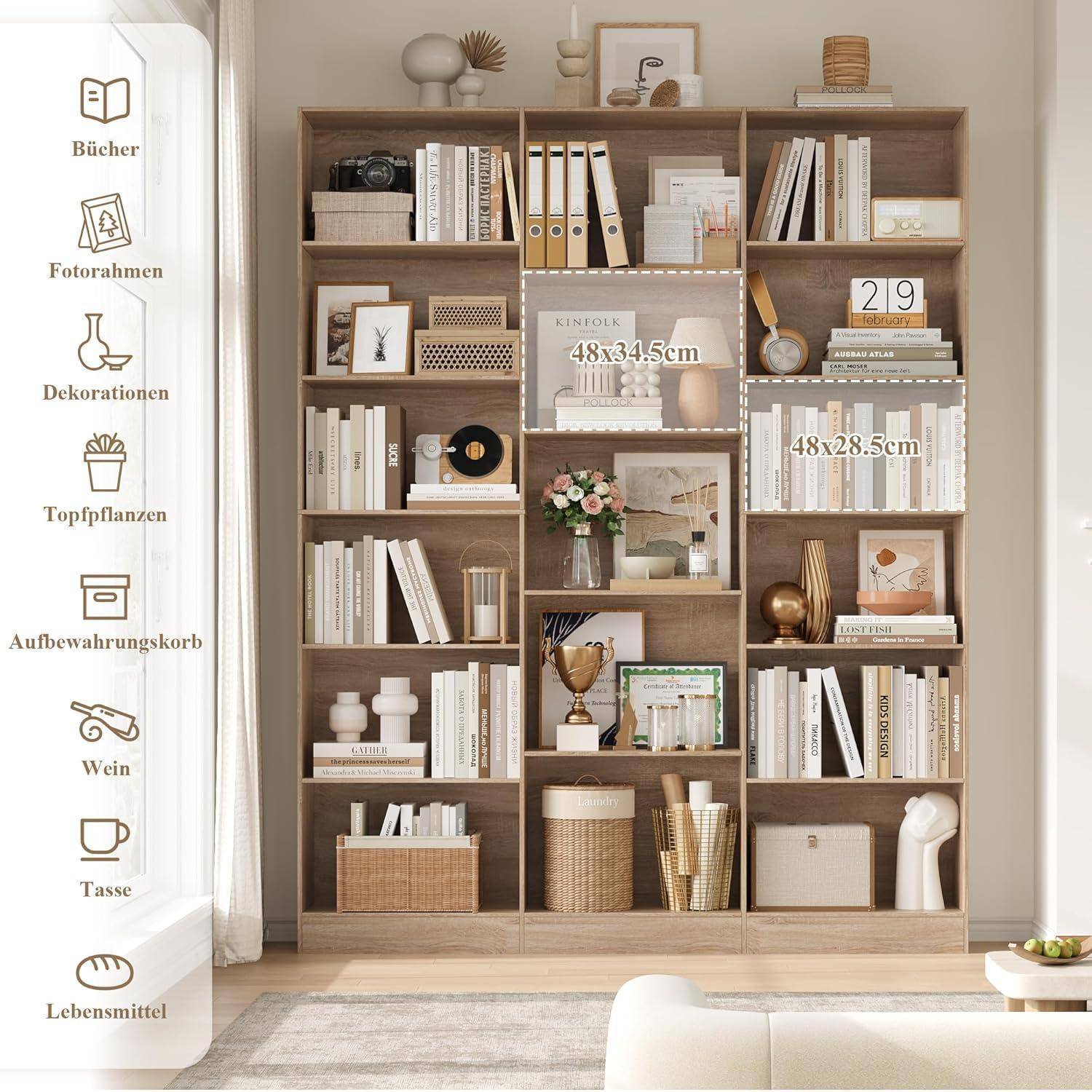Eine hölzerne Regalanlage mit Büchern, Dekorationselementen, Pflanzen, Körben und gerahmter Kunst, dargestellt als organisierte Lagerfläche mit beschrifteten Artikelkategorien.
