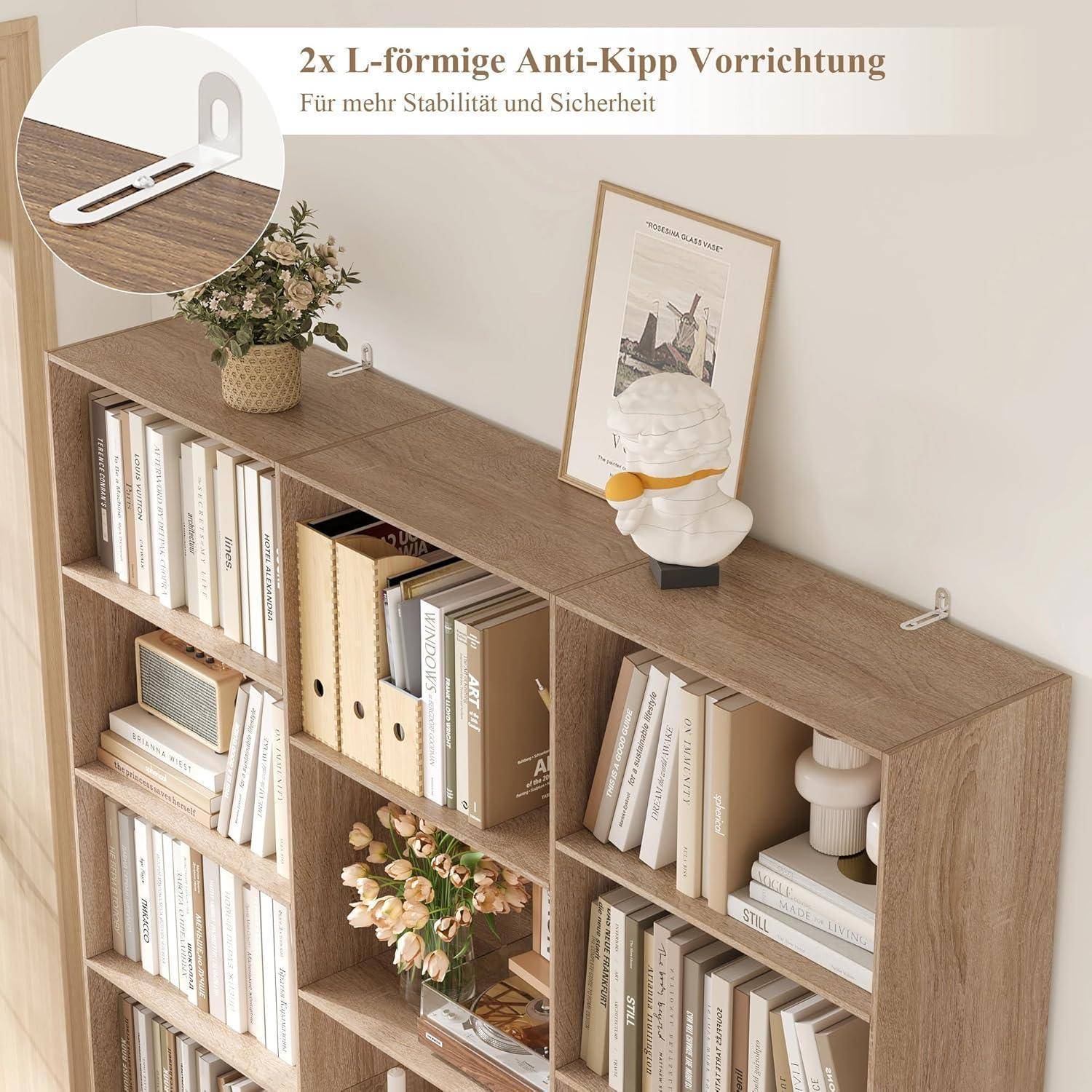 Hölzernes Bücherregal mit Büchern und Deko, gezeigt mit zwei Anti-Kipp-Wandbefestigungen; der Text lautet „2x L-förmige Anti-Kipp Vorrichtung