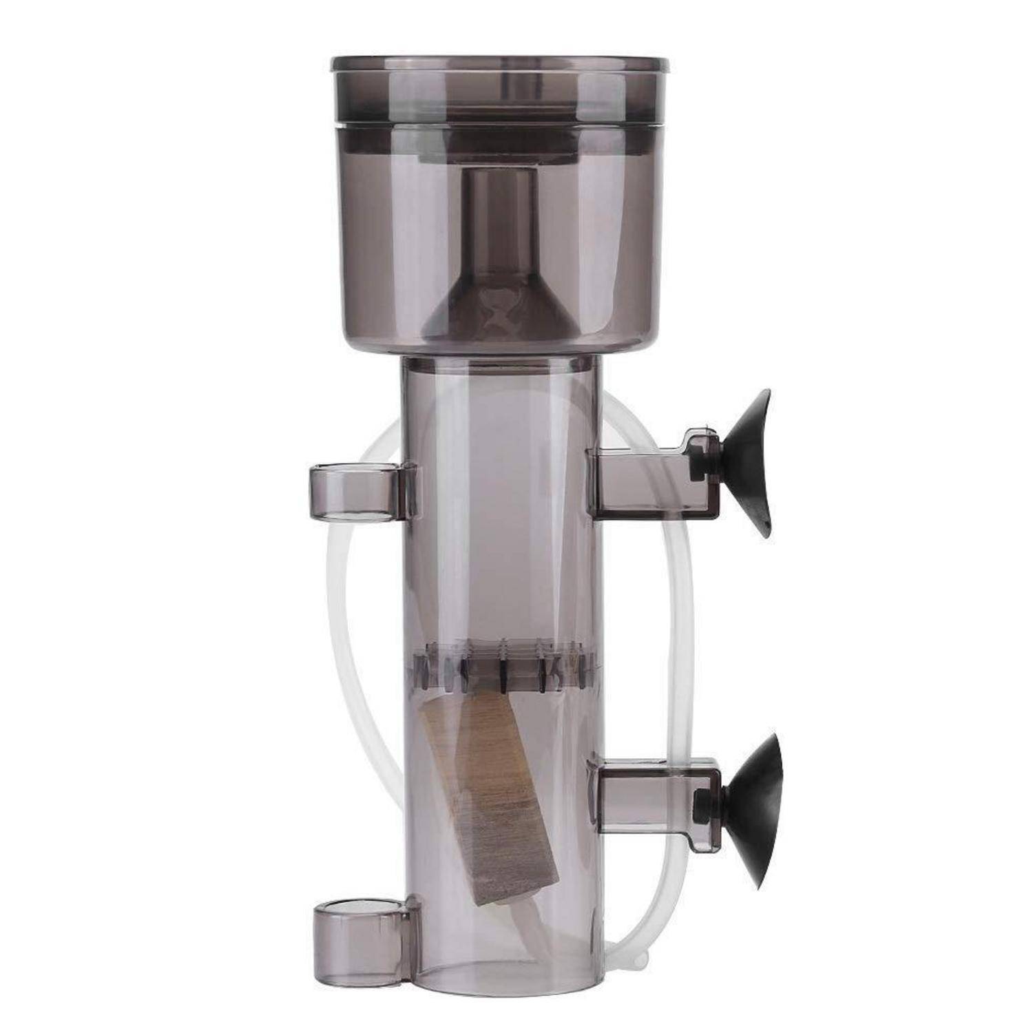 Transparente zylindrische Haustierwasserflasche mit angebrachtem Futtertrichter, seitlichen Saugnapfhalterungen und Trinkröhrchen auf weißem Hintergrund.