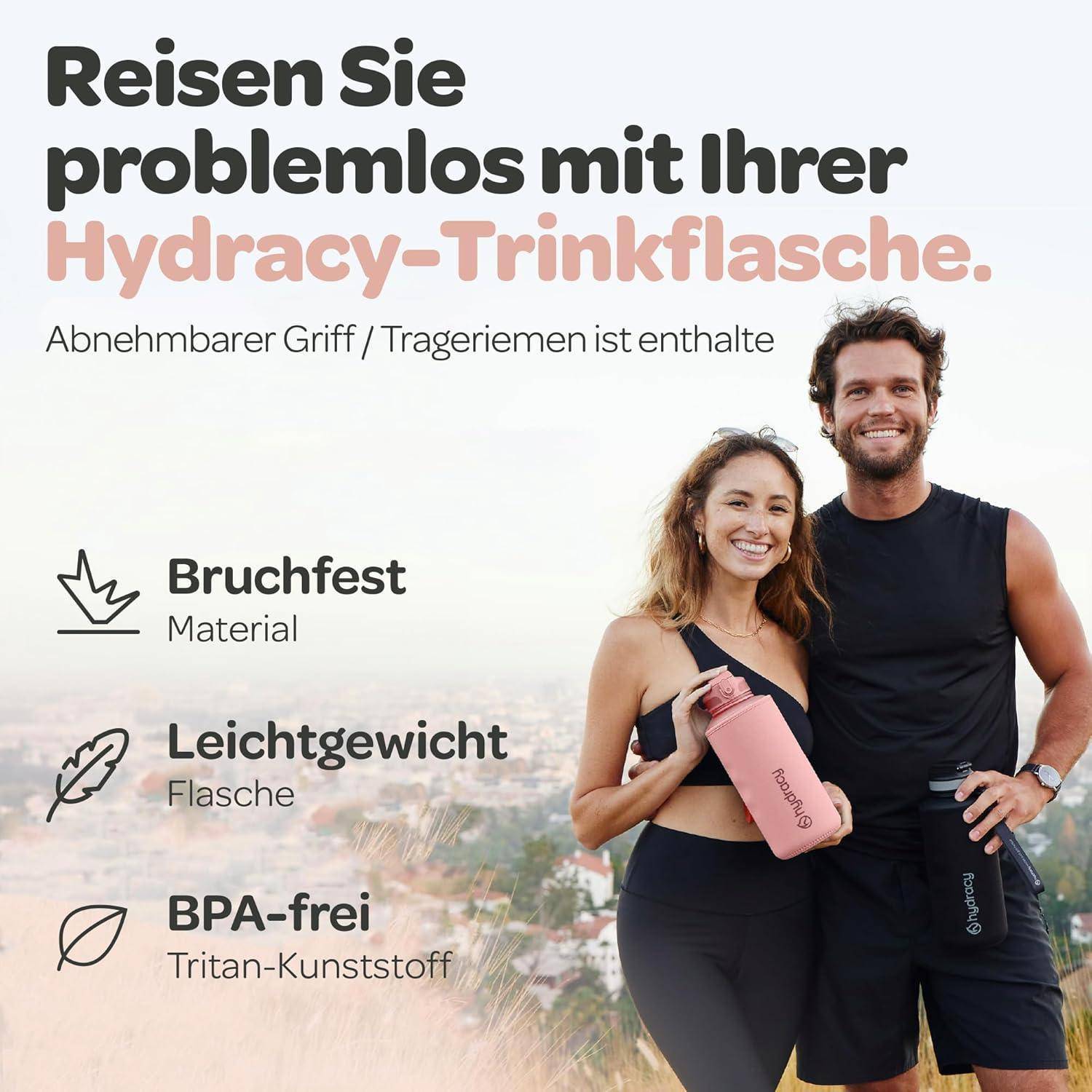 Reisen Sie problemlos mit Ihrer Hydracy-Flasche. Zeigt ein Paar, das rosa und schwarze Flaschen hält und hervorhebt: bruchsicher, leicht, BPA-frei und mit abnehmbarem Griff/Riemen.