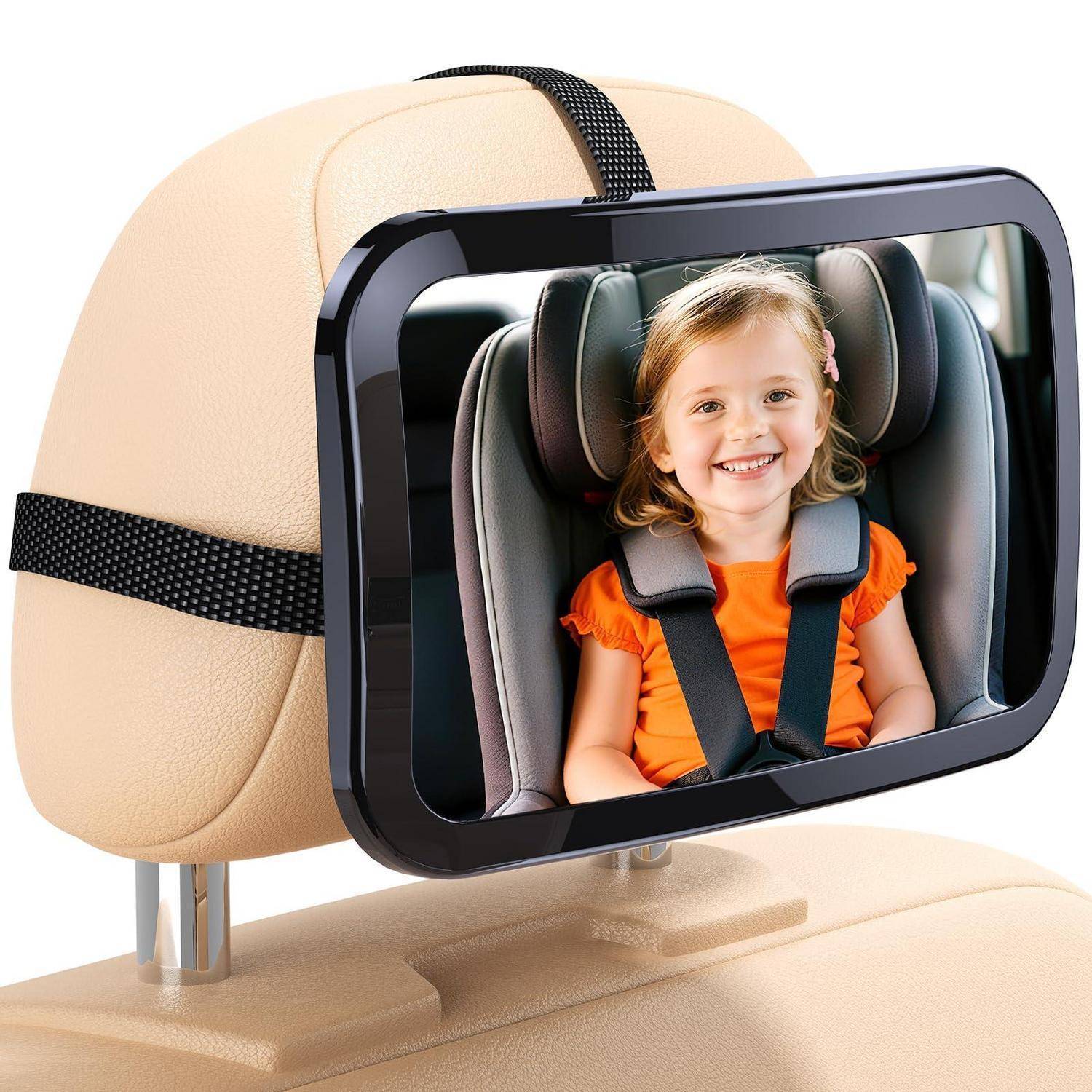 Rückspiegel eines Autos, der ein lächelndes junges Mädchen zeigt, das in einem Kindersitz dahinter angeschnallt ist.