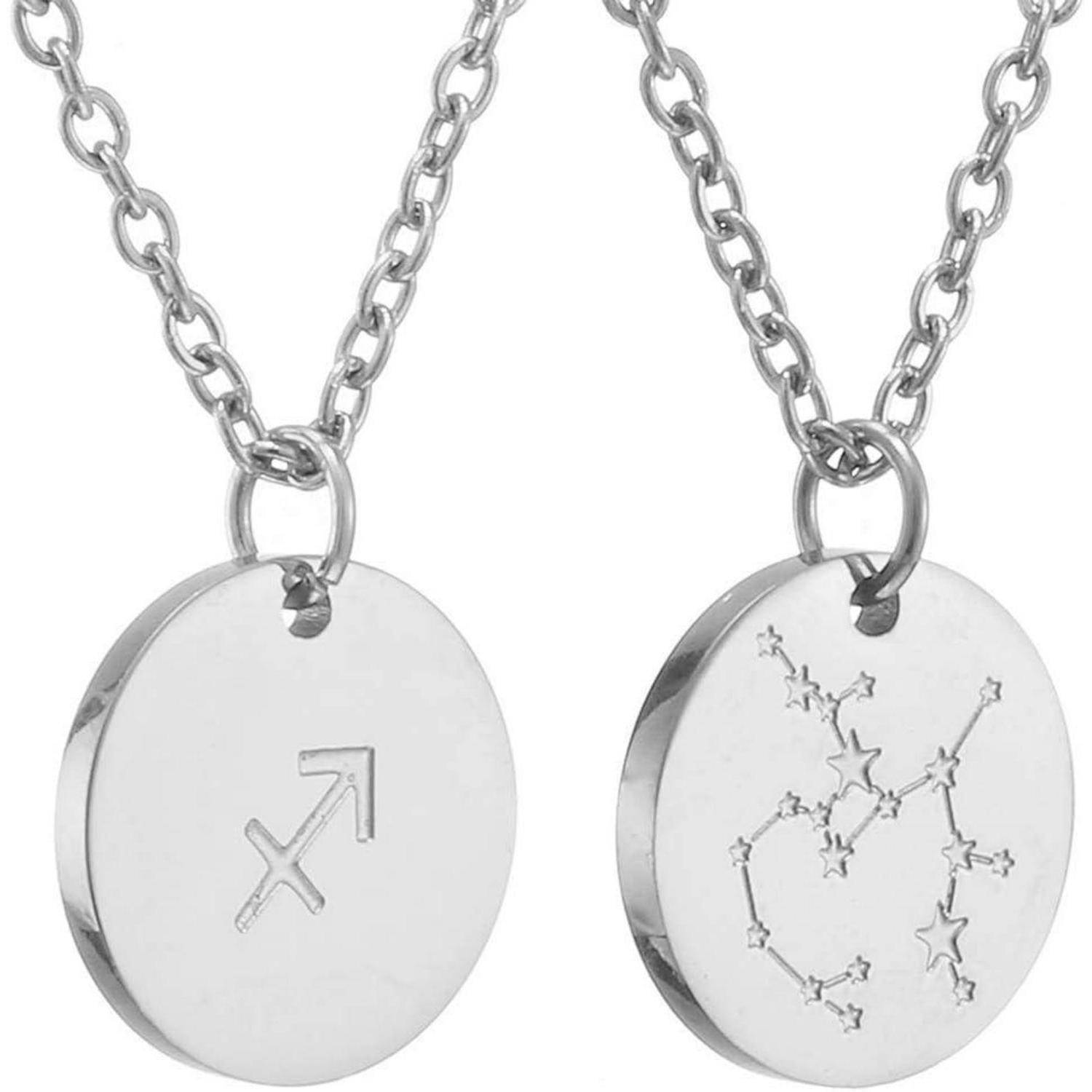 Zwei silberne runde Anhänger-Halsketten, einer graviert mit dem Schütze-Symbol und der andere mit dem Sternbild Schütze.