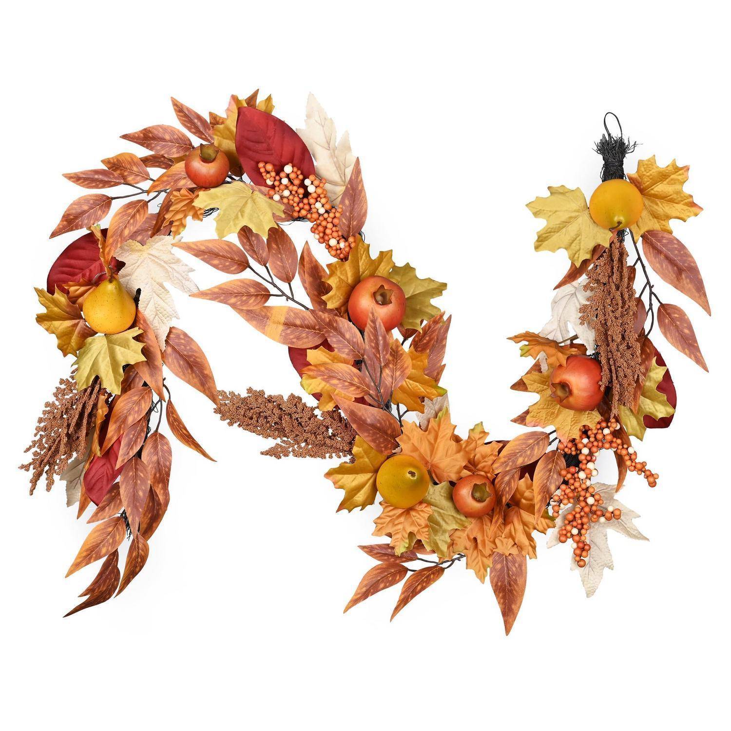Herbstlaub- und Kürbis-Girlanden-Kranz mit orangefarbenen Beeren und Eicheln auf weißem Hintergrund.