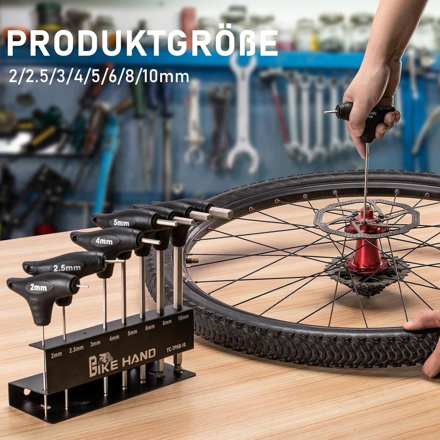 Fahrrad-Reparaturwerkzeugsatz mit Innensechskantschlüsseln beschriftet von 2 bis 10 mm; eine Person verwendet einen davon, um ein Fahrradrad auf einer Werkbank einzustellen.