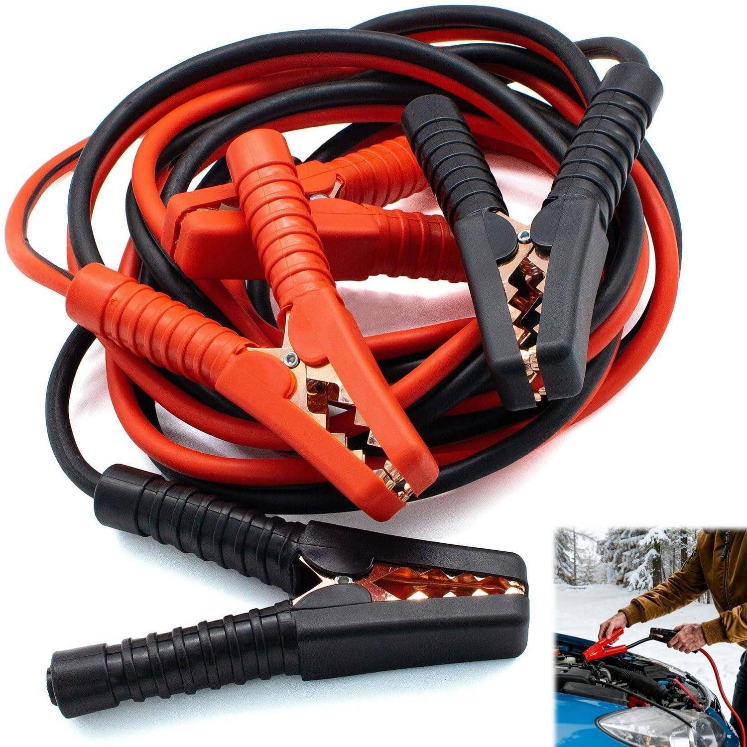 Aufgerollte rot-schwarze Überbrückungskabel mit Batterieklemmen, plus eine kleinere Vergrößerung, die eine Person zeigt, die sie an eine Autobatterie anschließt.