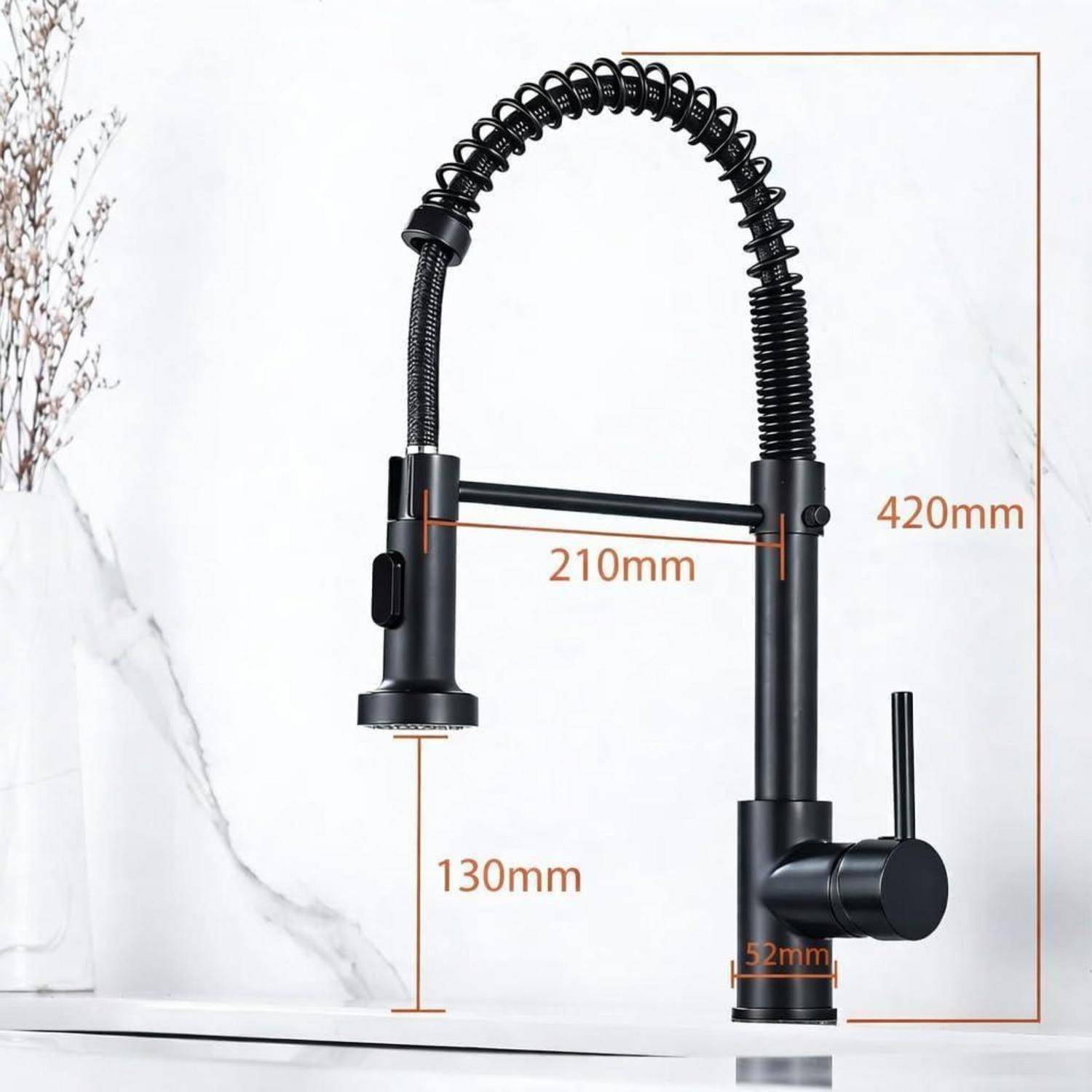 Schwarze Federwickel-Küchenarmatur mit ausziehbarem geschwungenem Auslauf, dargestellt mit beschrifteten Abmessungen von 420 mm Höhe, 210 mm Breite, 130 mm Auslaufhöhe und 52 mm Basis.