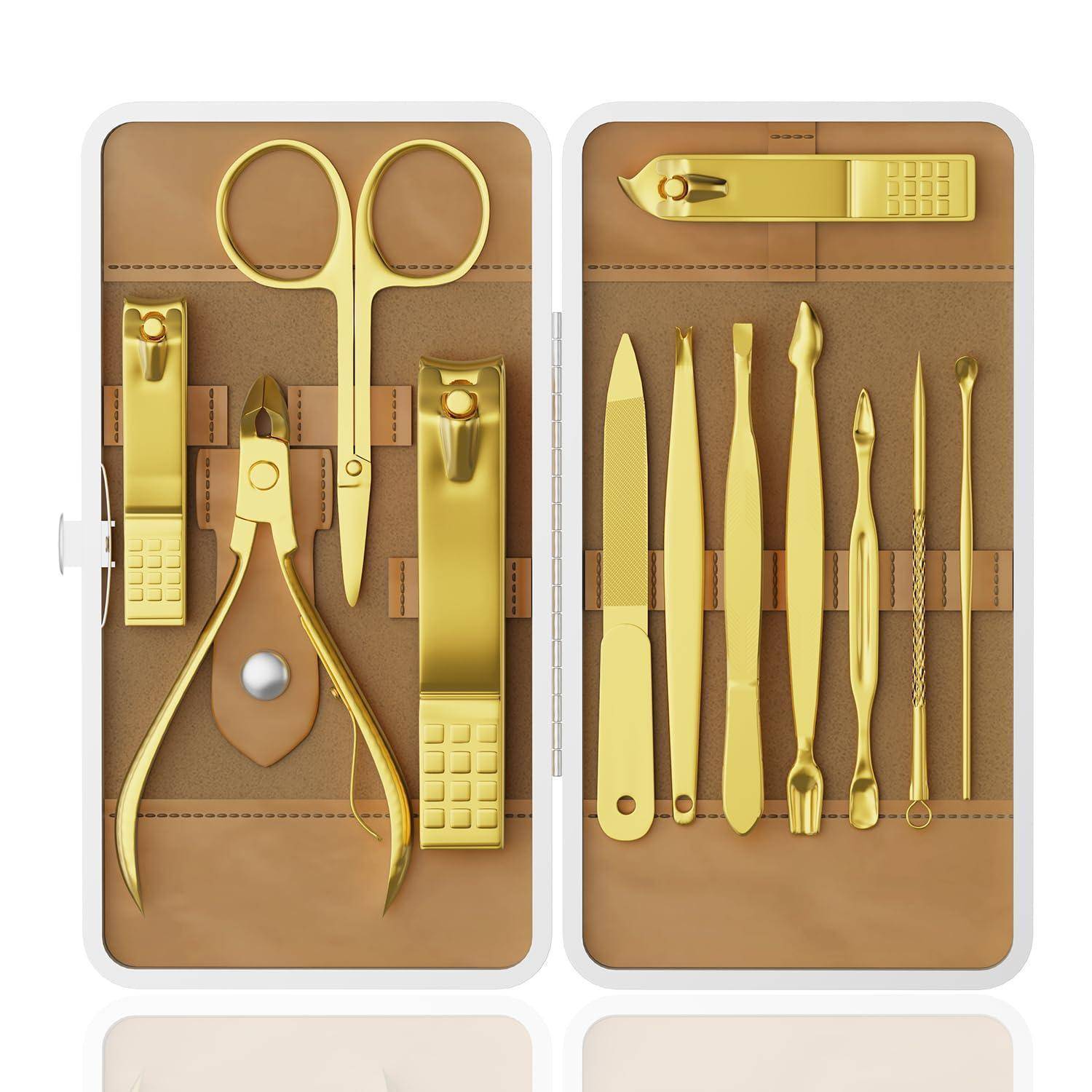Offener Koffer mit Maniküre- und Pediküre-Werkzeugen in Gold arrangiert in Fächern, einschließlich Schere, Nagelknipser, Pinzette, Nagelhautwerkzeuge und Feilen.