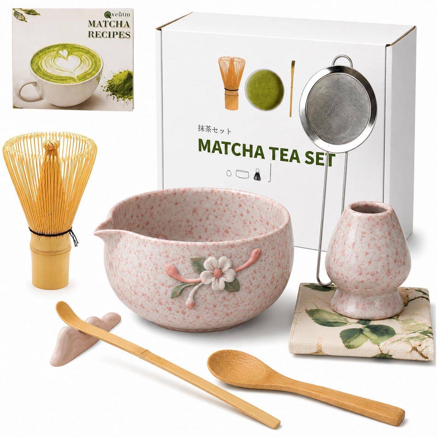 Matcha-Tee-Set mit Schale, Besen, Sieb, Löffel, Löffel, Ständer und Rezeptkarte, dargestellt in dekorativer Verpackung.