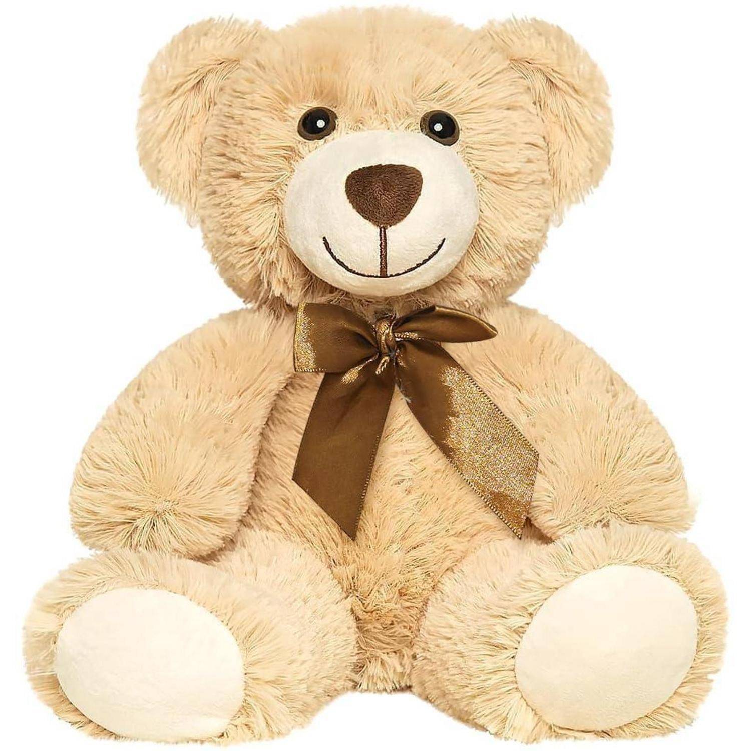 Ein beiger, plüschiger Teddybär mit einer braunen Schleife sitzt frontal vor einem einfachen weißen Hintergrund.