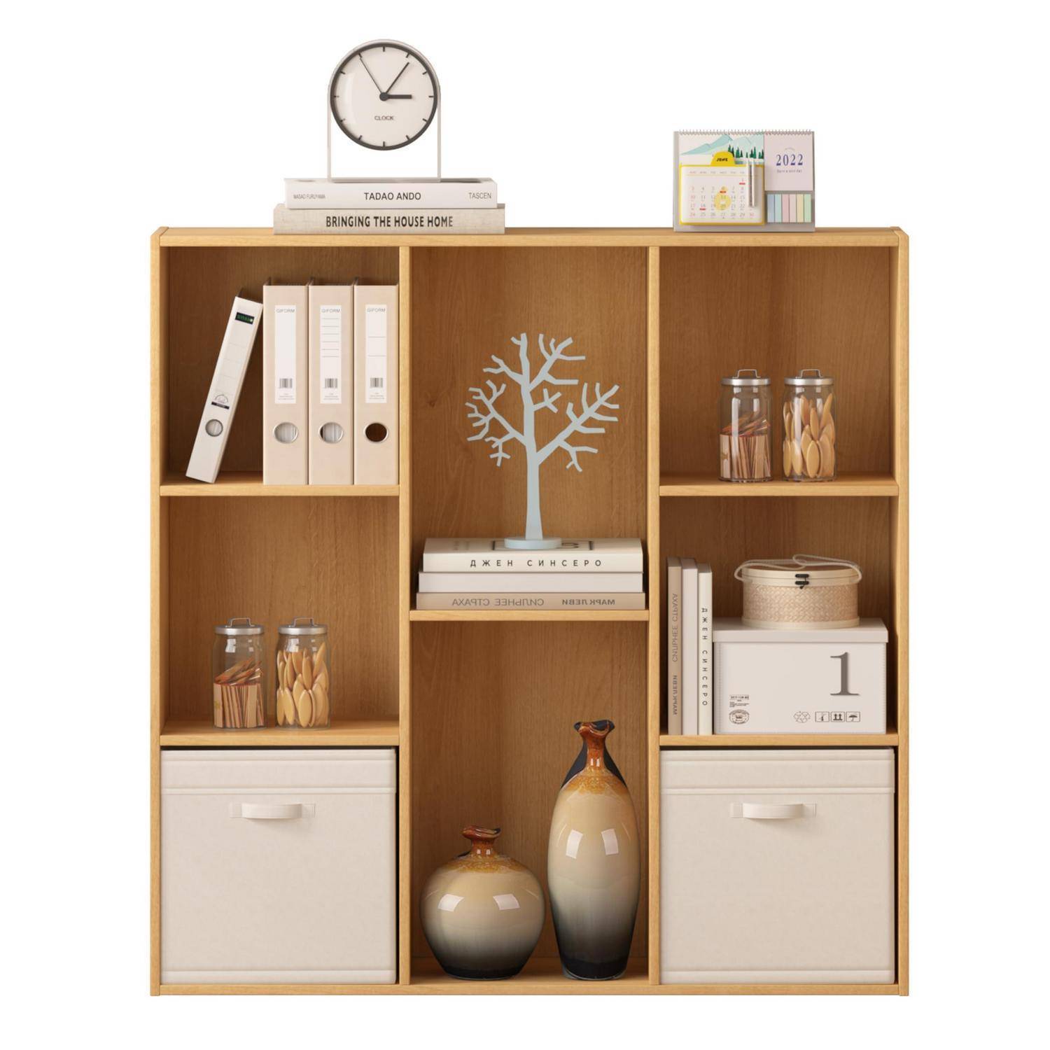 Regalbrett aus Holz mit Würfelfächern, organisiert mit Büchern, Ordnern, Gläsern, Aufbewahrungsboxen, Vasen, einer kleinen Baumdekoration und einer Uhr oben.