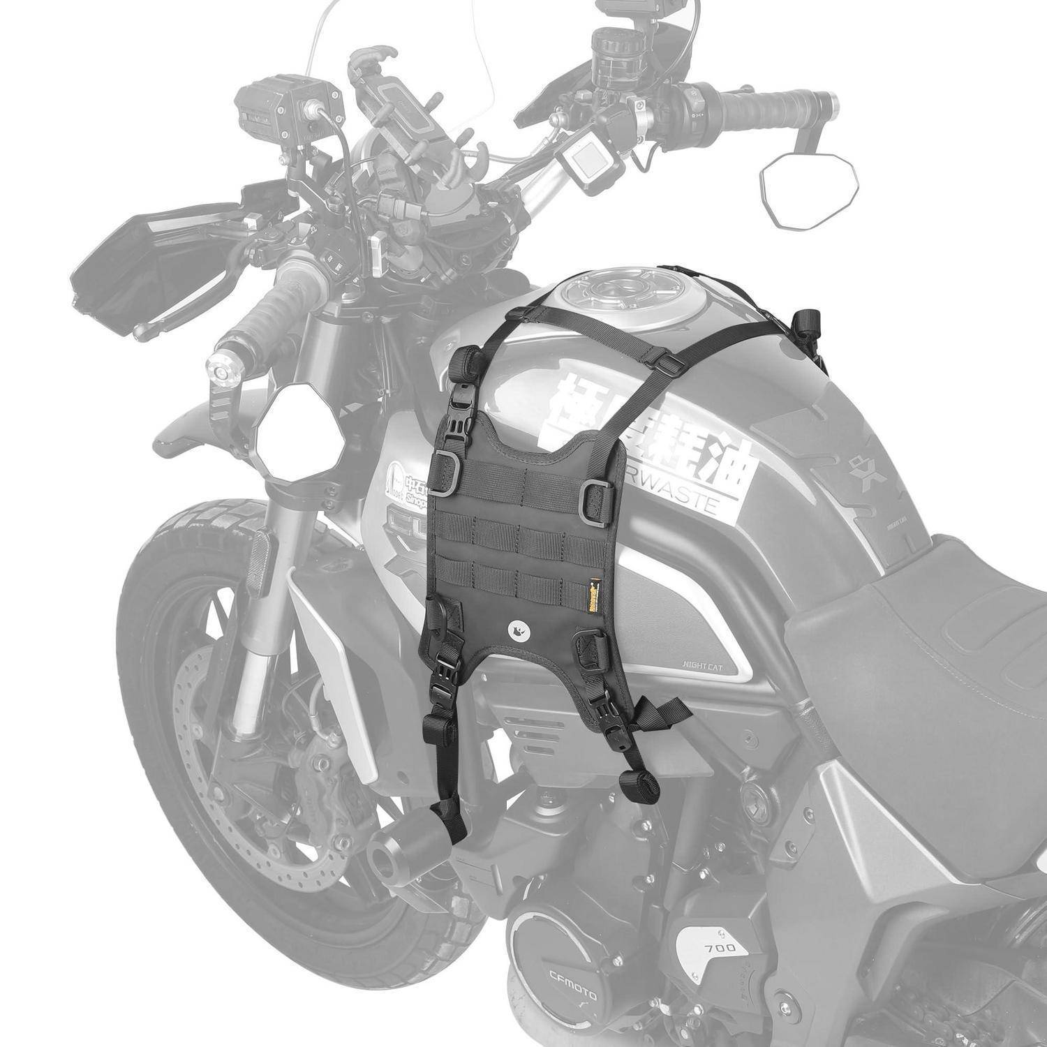 Motorrad mit einem schwarzen Rucksack oder Hydrationrucksack, der auf dem Benzintank befestigt ist, in Vorderansicht auf einem Motorrad gezeigt.