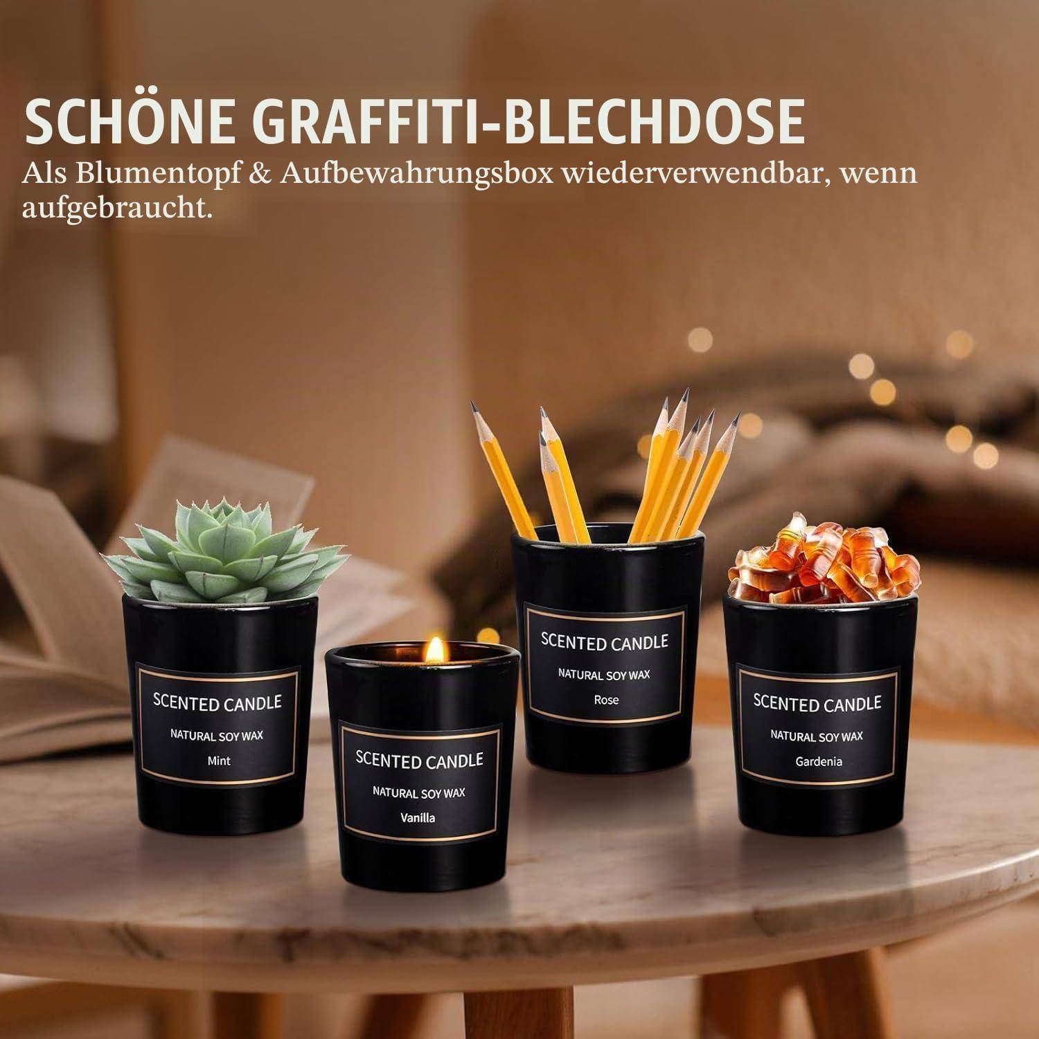 Vier schwarze, nach Duftkerze duftende Behälter, die als Schreibtischorganizer zweckentfremdet wurden, auf einem Tisch, mit einer Sukkulente, einer brennenden Kerze, Stiften und verpackten Bonbons gefüllt; Text sagt „SCHÖNE GRAFFITI-BLECHDOSE" und sie sind als Sammlung und Lagerkiste wiederverwendbar.