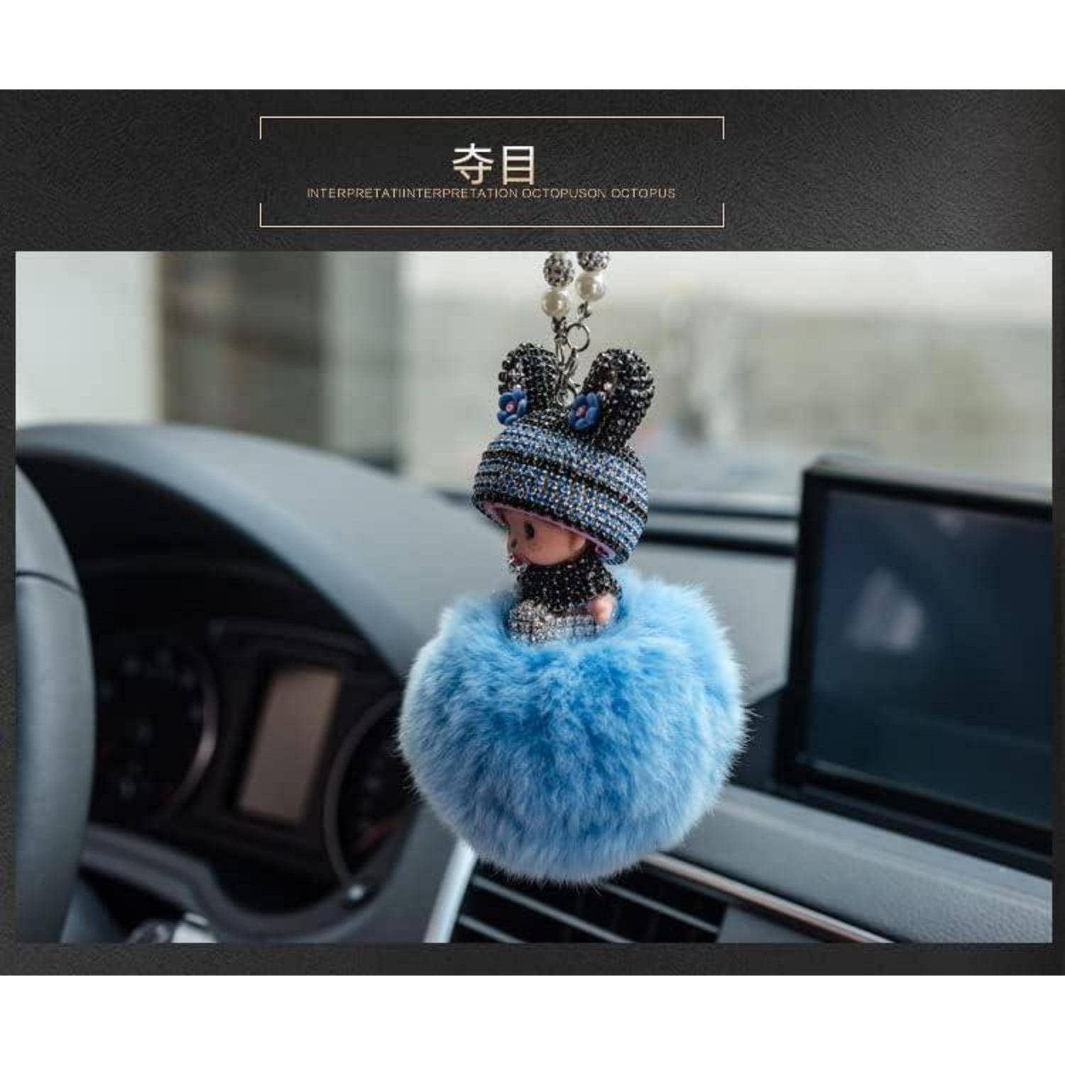 Dekoratives Puppenmodell-Zubehör zum Aufhängen an einer Autoarmatur, bestehend aus einer Perlenfigur mit einem blauem Pelz-Pompom-Körper.