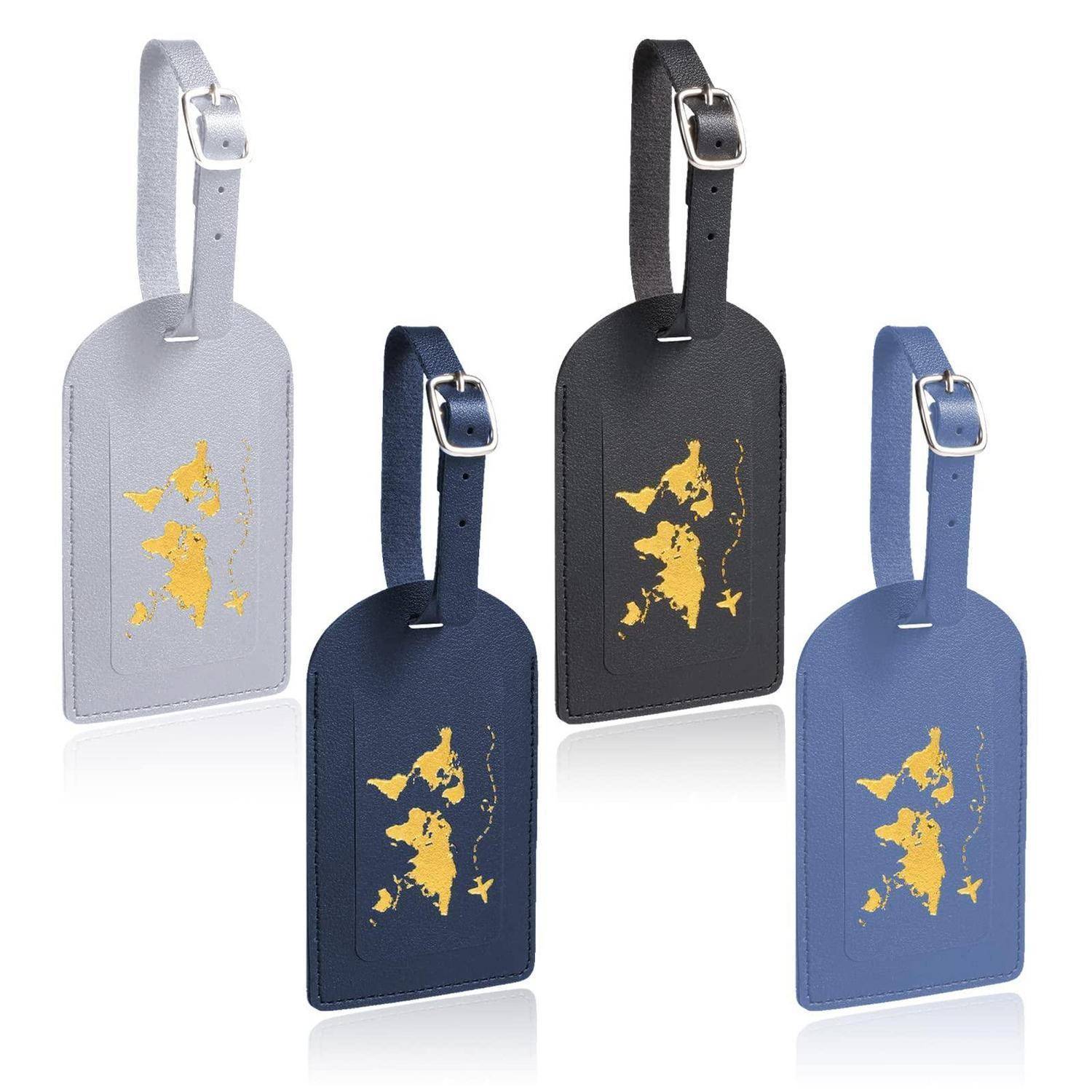 Vier Leder-Kofferetiketten in Grau, Marineblau, Schwarz und Blau, jeweils mit Schnallengurt und goldfarbenem kartenähnlichem Grafikdesign.
