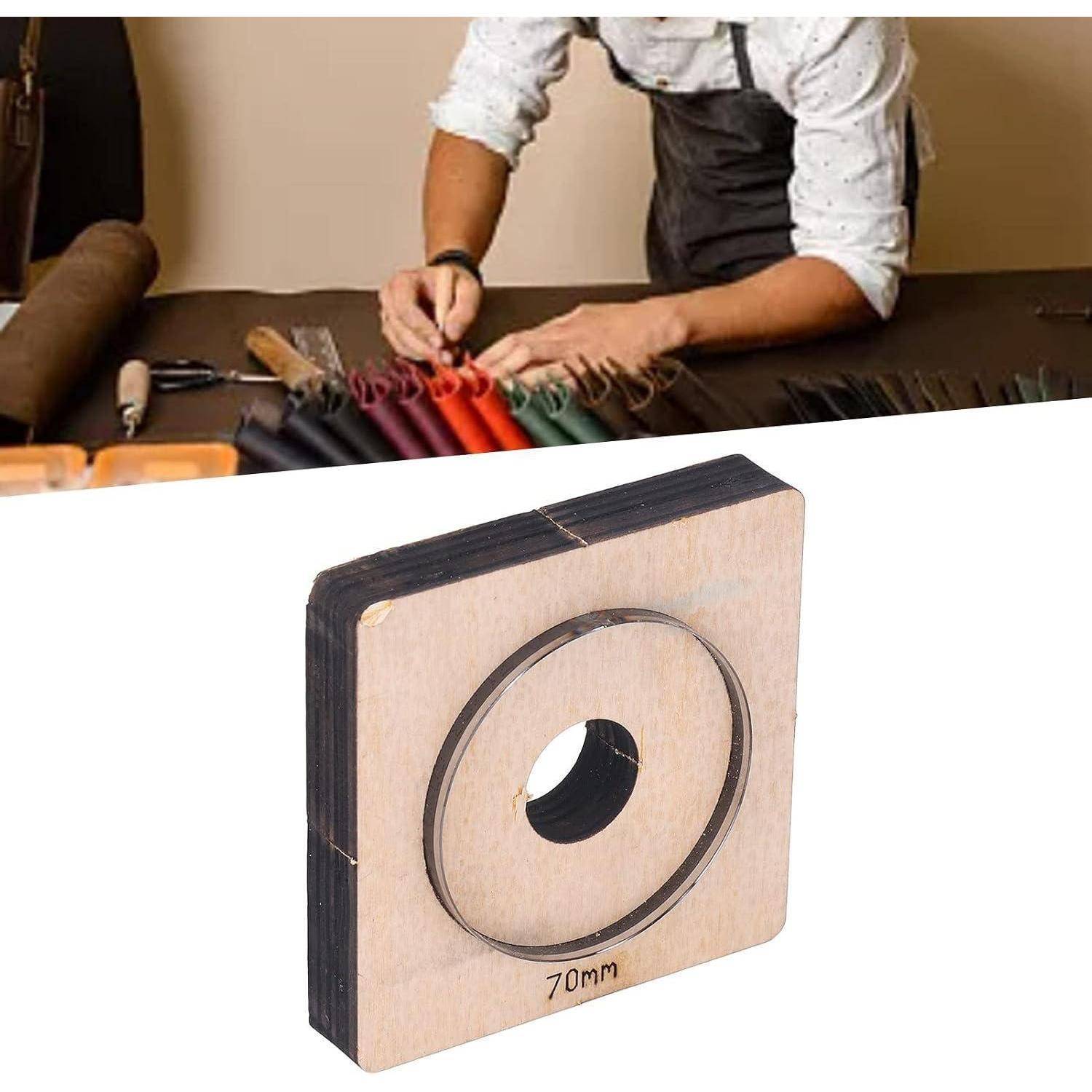 Eine Person an einer Werkbank ordnet farbige zylindrische Werkzeuge über einer Produktfoto einer 70 mm großen quadratischen Holzvorlage mit einem runden Loch an.